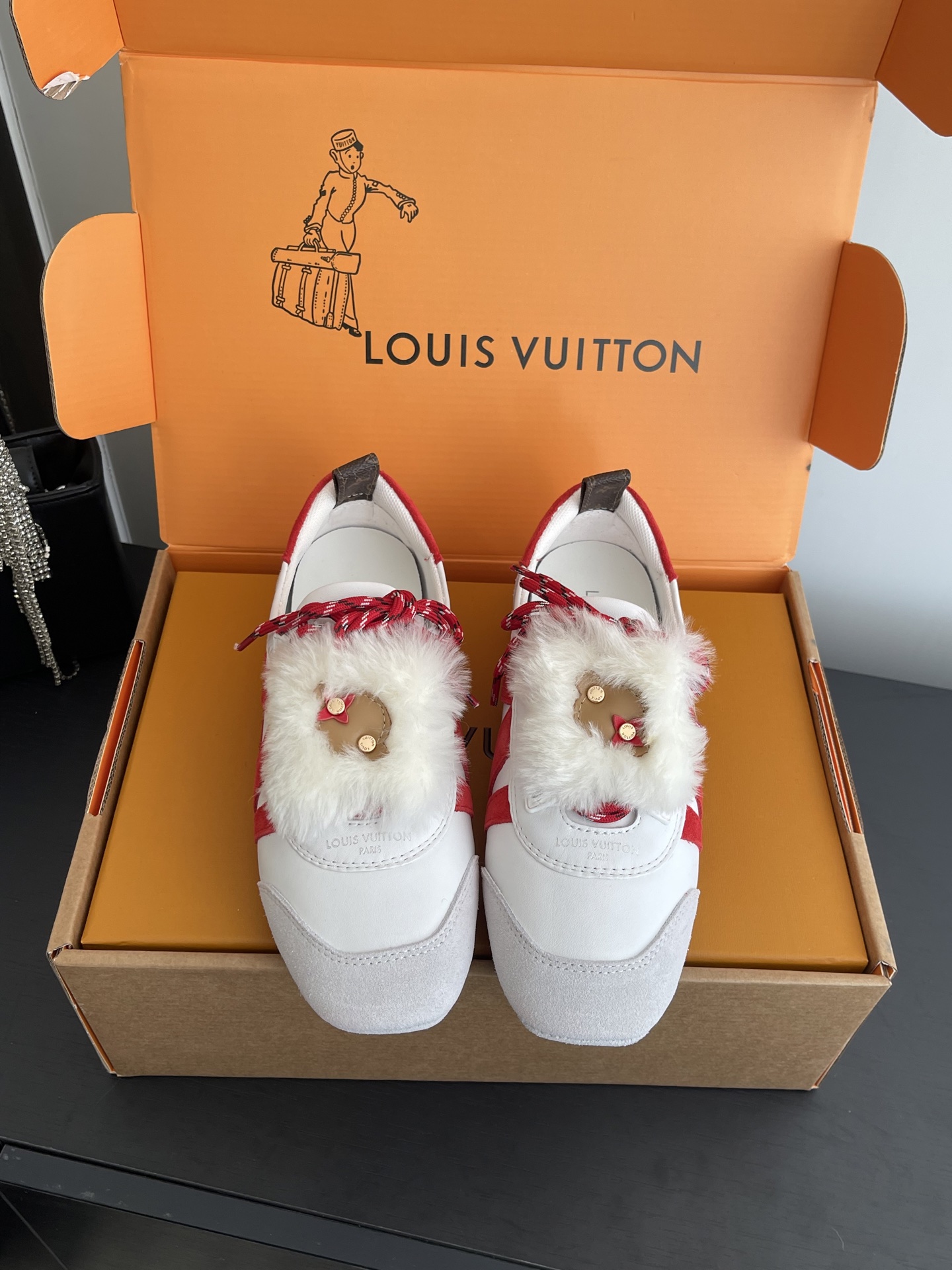 NO:707491,Women's Men's accessories 30 Louis Vuitton Louis Vuitton spring and summer Sneakerina series Ballet sneakers Moral training shoes Couple's Sneakerina Ballet-style sneakers are made of silky suede cow leather to create smooth lines. They have the light structure of ballet shoes and the comfortable texture of sneakers. LV logo on the side. Monogram canvas back strap with rich details. Sacchetto craftsmanship and TPU outsole upgrade for a soft wearing experience. Three accessories. Match as you like.  Fabric Original customized imported first-layer cowhide Lining Original customized breathable mesh lining Original molded outsole Injection-molded TPU material Size: 35-45 (40 for women, 45 for men, customized), casual shoes/sports shoes, louis vuitton, louis vuitton, louis vuitton, louis vuitton, sneakers, cowhide19860909女款 男款配饰30 Louis Vuitton路易威登驴牌春夏Sneakerina系列 芭蕾运动鞋 德训鞋 情侣款 Sneakerina 芭蕾风运动鞋以丝滑绒面牛皮革塑造流畅线条 兼具芭蕾舞鞋的轻盈构型和运动鞋的舒适质感 侧面 LV 标识Monogram 帆布后袢带丰富细节 Sacchetto 工艺和 TPU 外底升级轻柔穿着体验 三款配饰 随意搭配 面料 原版定制进口头层牛皮 内里 原版定制透气网里原版开模大底 注塑TPU材质 码数: 35-45（女40 男45 定做）,休闲鞋/运动鞋,louis vuitton,louis vuitton,louis vuitton,louis vuitton,sneakers,cowhide,Women's Shoes