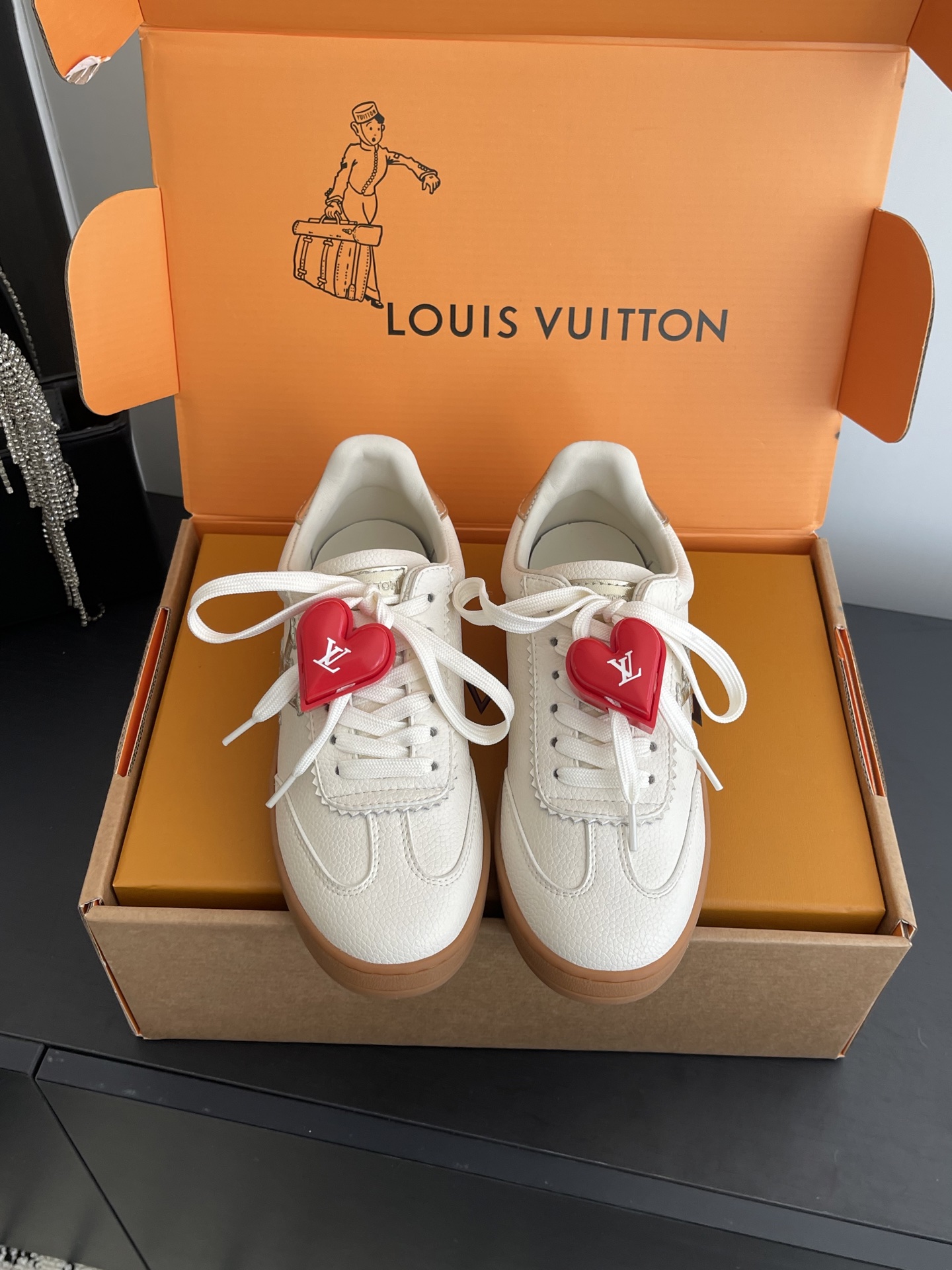 NO:707496,Louis Vuitton 26ss early spring new style casual sports shoes, moral training shoes, couple model, original purchased and developed, made by Archlight sports shoes, made from cow leather and cut into interesting configurations. The double shoelaces are embellished with Louis Vuitton logo beads. The wide tongue and wavy outsole establish recognition, both are decorated with the LV Circle logo. Fabric: Original cowhide, original customized lining, original molded sole  Size 35-44 (40 for women, 45 for men, customized), casual shoes/sports shoes, louis vuitton, louis vuitton, louis vuitton, sneakers, cowhide19860909Louis Vuitton 26ss早春新款 休闲运动鞋 德训鞋 情侣款 原版购入开发 做货 Archlight 运动鞋出自 以牛皮革裁成妙趣构型.双鞋带点缀路易威登标识串珠.宽大鞋舌和波浪形外底树立辨识度,二者均饰有 LV Circle 标识 面料: 原版牛皮 内里原版定制内里 鞋底原版开模正版 码数35-44(女40 男45定做）,休闲鞋/运动鞋,louis vuitton,louis vuitton,louis vuitton,sneakers,cowhide,Women's Shoes