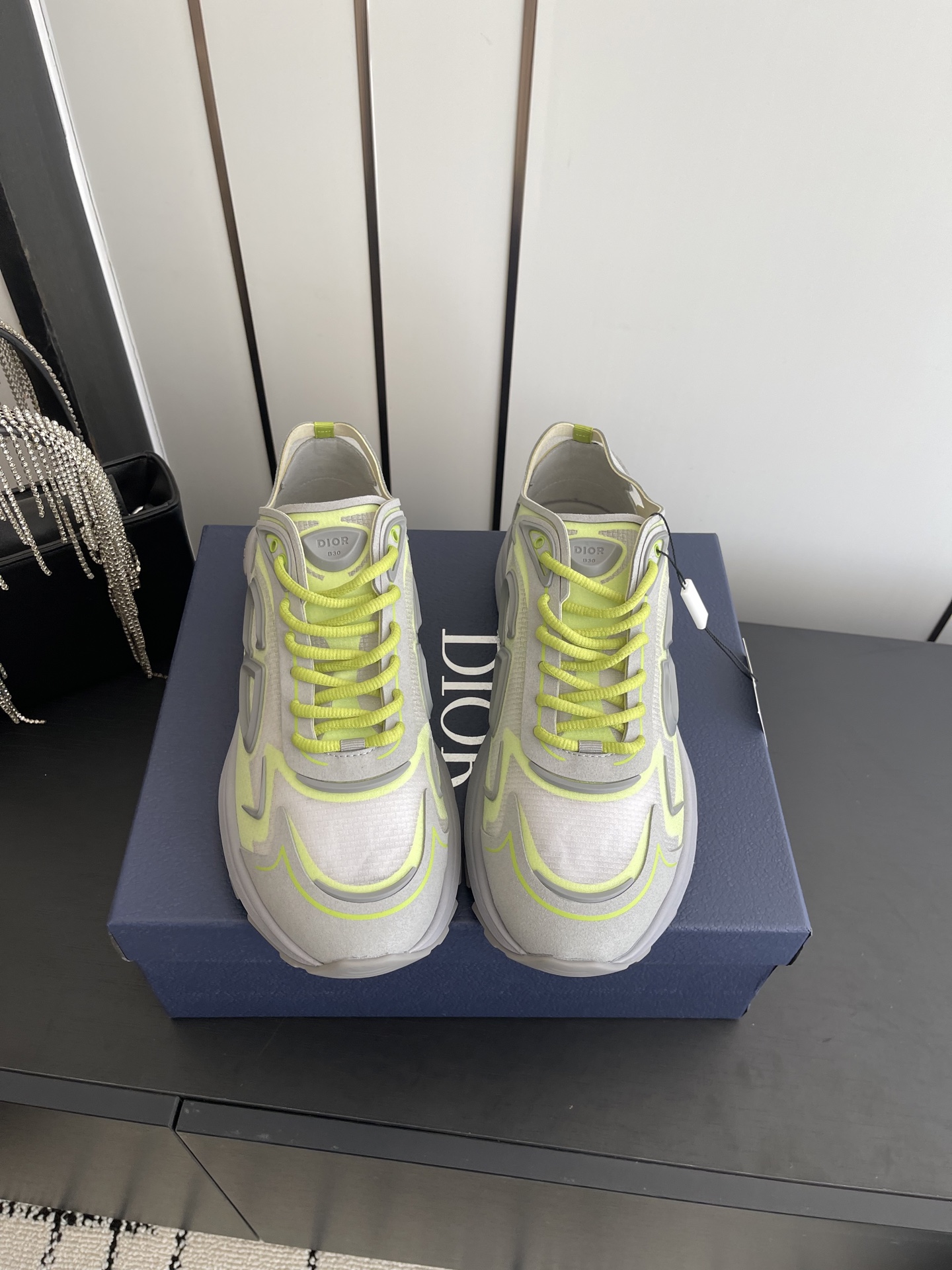 NO:707499,Dior Dior's latest B30 Countdown sneakers. This B30 Countdown technical training shoe is new for spring 2026. Its sporty design perfectly combines fashion elements with technical performance. Its design is inspired by modern running. There are also Dior B30 and CD30 rubber logos on the tongue and back of the shoe. The sculpted sole that combines rubber and foam ensures flexibility and comfort. Various unique details also add to its color. Fabric technical fabric and technical mesh lining  Industrial fabric and industrial mesh CD30 rubber logo on sides and rear Dior B30 rubber signature tongue Low-top style lace-up closure Ultra-light rubber blend and brown foam sole Welded construction with gray details and Dior, CD30 and B30 logos Sizes 39-47 (46 47 custom made), casual shoes/sneakers, dior, dior, sneakers19860909Dior 迪奥 最新款B30 Countdown运动鞋 这款B30倒计时科技训练鞋是 2026年春季的新款 其运动型设计将时尚元素与技术性能完美结合 它的设计灵感来源于现代跑步运动 鞋舌和鞋背上还有迪奥B30和CD30橡胶标志 橡胶和泡沫相结合的雕刻鞋底确保了灵活性和舒适性 各种独特的细节也为其增色不少 面料科技面料和科技网布内衬 工业织物和工业网布两侧和 后部的CD30橡胶标志 Dior B30 橡胶签名鞋舌 低帮款式系带开合超轻橡胶混纺和棕色泡沫鞋底 带有灰色细节和 Dior、CD30和 B30标志焊接结构 码数39-47（46 47订做）,休闲鞋/运动鞋,dior,dior,sneakers,Women's Shoes