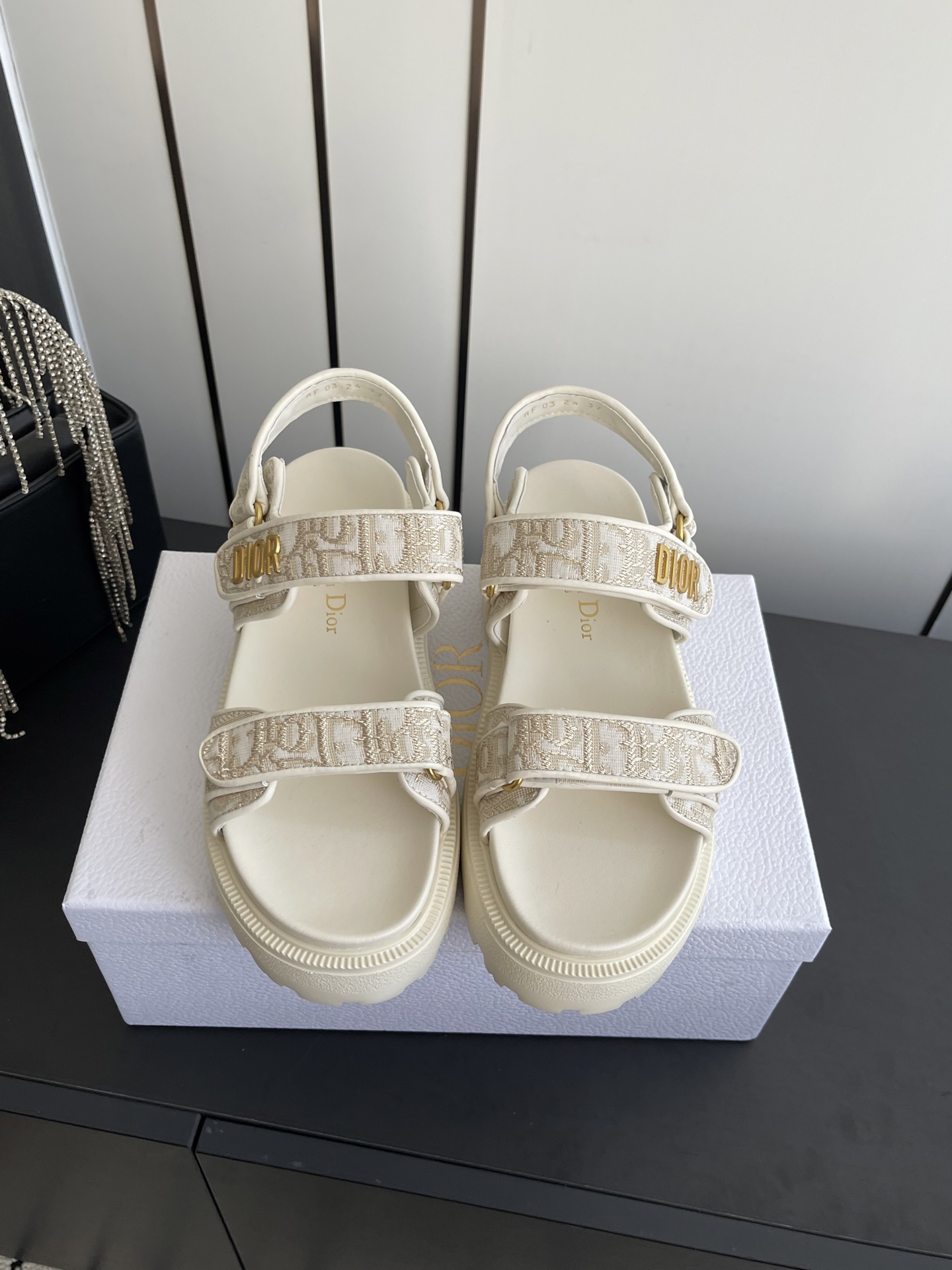 NO:891248,The highest version, the latest thick-soled series, super running new Velcro sandals, replica of the original, complete styles, super durable and versatile # very comfortable on the feet! Original custom-made materials, soft and delicate, super attractive on the feet, full texture, long-term shipment. Sheepskin lining, original hardware buckle. Original Tpu outsole, exquisite craftsmanship. Size 35-41 [40/41 customization], slipper sandals, sandals, slippers, sheepskin19860909最高版本 最新厚底系列 超级跑量新款魔术贴凉鞋,原版复刻,款式齐全,超耐看超百搭款#上脚非常舒适! 原版定制材料,柔软又细腻,上脚超有魅力,质感满分长期出货 羊皮内里,原版五金扣. 原版Tpu大底,精致的工艺. 尺码35-41 [40/41定制],拖鞋凉鞋,sandals,slippers,sheepskin,Women's Shoes