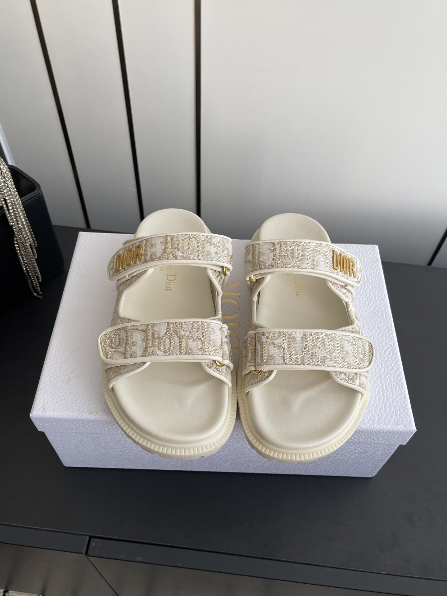 NO:891252,The latest Velcro series, new beach sandals, replica of the original, super durable and versatile #very comfortable on the feet! Original customized special materials, soft and delicate, super attractive on the feet, perfect texture, long-term shipment, sheepskin lining, original hardware buckle. Original Tpu outsole, exquisite craftsmanship. Size 35-41 [40/41 customization], slippers, sandals, sandals, slippers, sheepskin19860909最新魔术贴系列 新款沙滩凉拖 原版复刻 超耐看超百搭款#上脚非常舒适! 原版定制特殊材料,柔软又细腻,上脚超有魅力,质感满分长期出货 羊皮内里,原版五金扣. 原版Tpu大底,精致的工艺. 尺码35-41 [40/41定制],拖鞋凉鞋,sandals,slippers,sheepskin,Women's Shoes