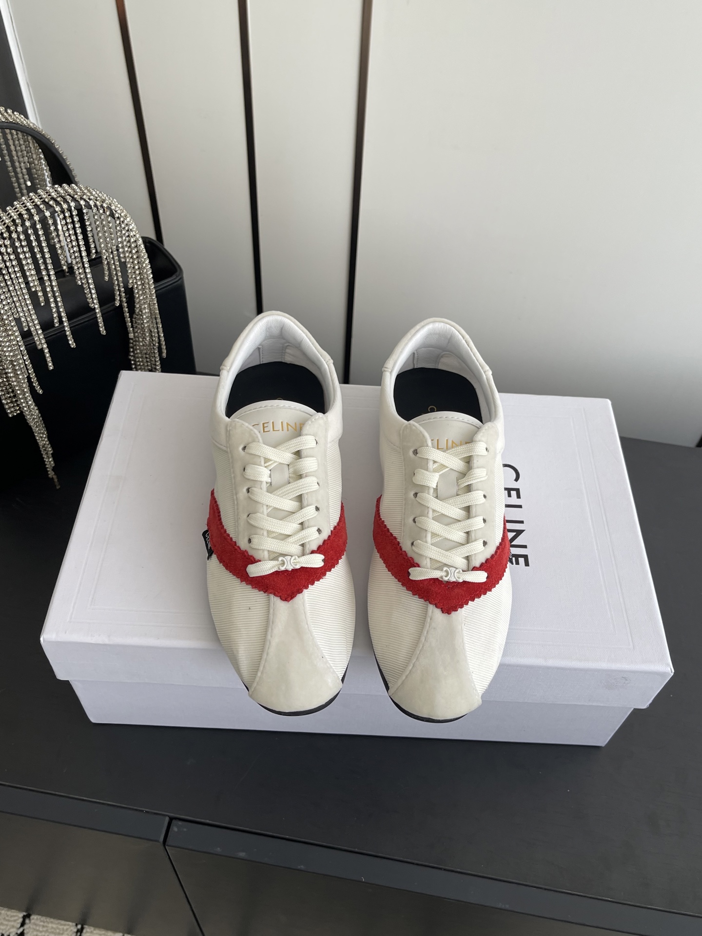 NO:721239,CELINE Celine 26ss new spring and summer moral training shoes FLAT design is inspired by ballet shoes. The unique color and material combination injects a touch of retro style. The upper has a V-shaped splicing design. The shoelaces are equipped with a removable Arc de Triomphe logo. Although this sneaker has a flat-soled structure, it is still extremely comfortable and light to wear with a soft rubber outsole. The upper is made of velvet spliced custom cloth and the original molded rubber outsole.  Size 35-41 (40.41 customized), casual shoes/sports shoes, celine, sneakers19860909CELINE 思琳 26ss春夏新款 德训鞋 FLAT设计灵感源于与芭蕾舞鞋 独特的配色和材质组合 注入了一抹复古风格 鞋面有着V字形拼接设计 鞋带上配有可拆洗凯旋门logo 尽管这款运动鞋为平底结构 通过柔软的橡胶外底 穿着依然无比舒适与轻便  鞋面丝绒拼接定制布 原版开模橡胶大底  码数35-41（40.41定做）,休闲鞋/运动鞋,celine,sneakers,Women's Shoes