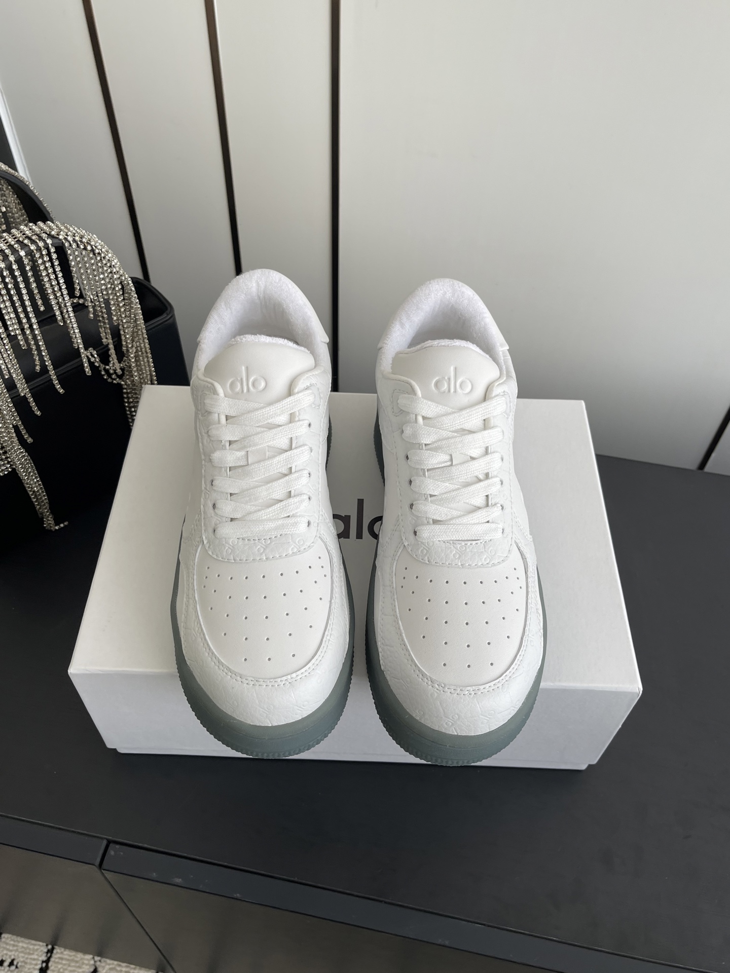 NO:721235,alo 26s spring and summer new thick-soled casual sports running yoga shoes alo understands girls better than Nike!  Super versatile on the feet!  And super comfortable!  It’s a thick-soled model but not heavy on the feet at all!  Very light!  It looks even better with socks!  And it’s the same model recommended by celebrities~the upper toes are taller and the legs are slimmer!  It’s super suitable for us little girls ~ The overall shoe also has a classic color-blocking and contrasting design with a delicate leather texture on the upper!  !  Material original molding process mesh outsole IP foam ultra-clear material bottom sheet rubber anti-slip code number 35-40 (customized to 40), casual shoes/sports shoes, sneakers19860909alo 26s春夏新款 厚底休闲运动 跑步瑜伽鞋 alo比耐克更懂女生！上脚超级百搭！而且超级舒适！是厚底款但是上脚一点都不沉重！ 非常轻便！套上袜套搭配更好看！而且还是明星同款推荐～上脚增高显腿细！ 超级适合我们小个子女生～鞋子整体也是经典的拼色撞色设计搭配鞋面细腻的真皮纹路肌理感！！ 材质原版开模工艺网面 大底IP发泡超清料底片橡胶防滑 码数35-40（40订做）,休闲鞋/运动鞋,sneakers,Women's Shoes