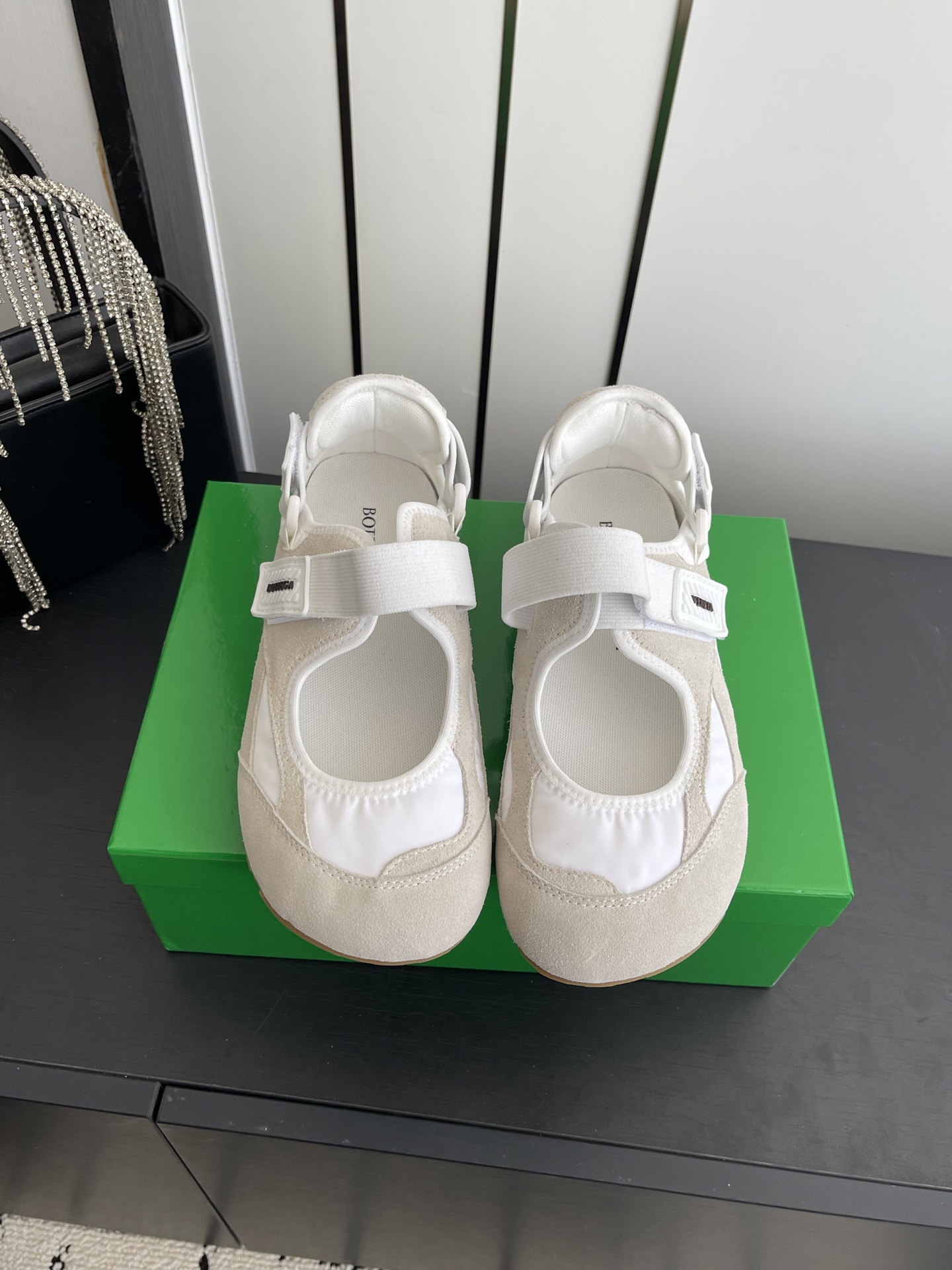 NO:721183,Bottega Veneta Orbit Flash 2026 Spring and Summer New Style Mary Jane Casual Shoes Sports Shoes BV Orbit Flash Mary Jane combines retro elegance with modern sports style. Suede + nylon splicing, perfect texture and breathable. Velcro design. Super easy to put on and take off and fits the foot shape. Round toe + shallow mouth. Modify the foot shape, comfortable and beautiful. The rubber-colored outsole is full of retro feel. It can be easily used for daily commuting, shopping, and dating. Match skirts and trousers as you like.  Original open molded rubber non-slip outsole, size 35-41 (customized at 40.41), Mary Jane,bottega veneta,bottega veneta,mary jane,sneakers,skirts,chamois leather19860909Bottega Veneta Orbit Flash 2026春夏新款 玛丽珍 休闲鞋 运动鞋 BV Orbit Flash玛丽珍将复古优雅与现代运动风融合 麂皮+尼龙拼接 质感满分又透气 魔术贴设计 穿脱超方便贴合脚型 圆头+浅口 修饰脚型舒适又美观生胶色外底复古感十足 日常通勤、逛街、约会都能轻松驾驭 裙装裤装随心搭配 原版开模橡胶防滑大底 码数35-41（40.41定做）,玛丽珍,bottega veneta,bottega veneta,mary jane,sneakers,skirts,chamois leather,Women's Shoes