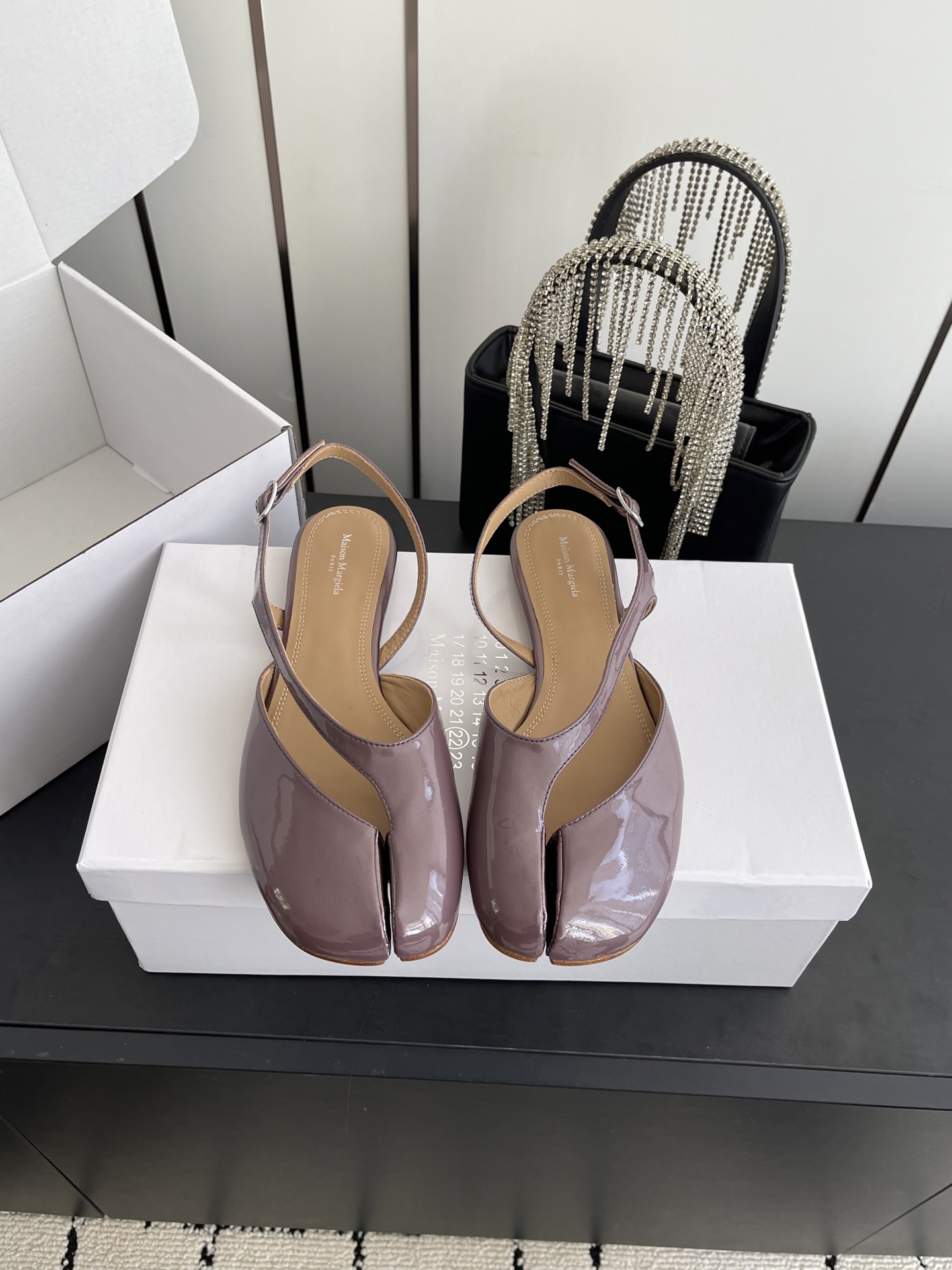 NO:789393,Maison Margiela MM6 Margiela 2026ss new summer flat-soled split-toe sandals. Comfortable and easy to wear. The upper feet are white. They look good no matter how you wear them. This summer’s favorite of fashionistas~ The most popular split-toe sandals in the world. Appeared on the covers of major fashion magazines. Used by celebrities and Xiaohongshu bloggers. The best choice for matching with long skirts and hot pants. You will not regret it if you close your eyes. Original custom imported open-edge beaded cowhide. Imported sheepskin inside.  Genuine leather outsole imported from Italy, size 35-40 (40.41 customized), split-toe shoes, masion margiela, masion margiela, sandals, skirts, cowhide, sheepskin, Leather soles19860909Maison Margiela MM6马吉拉 2026ss新品夏季 平底 分趾凉鞋 舒适又好穿 上脚显白 怎么穿都好看 今夏时髦精最爱～ 全球最火分趾凉鞋 出现在各大时装杂志封面 各路明星 小红书博主着用～搭配长裙、热裤的不二选择 闭眼入都是不会后悔 原版定制进口开边珠牛皮 内里进口羊皮 意大利进口真皮大底 码数35-40（40.41定做）,分趾鞋,masion margiela,masion margiela,sandals,skirts,cowhide,sheepskin,Leather soles,Women's Shoes