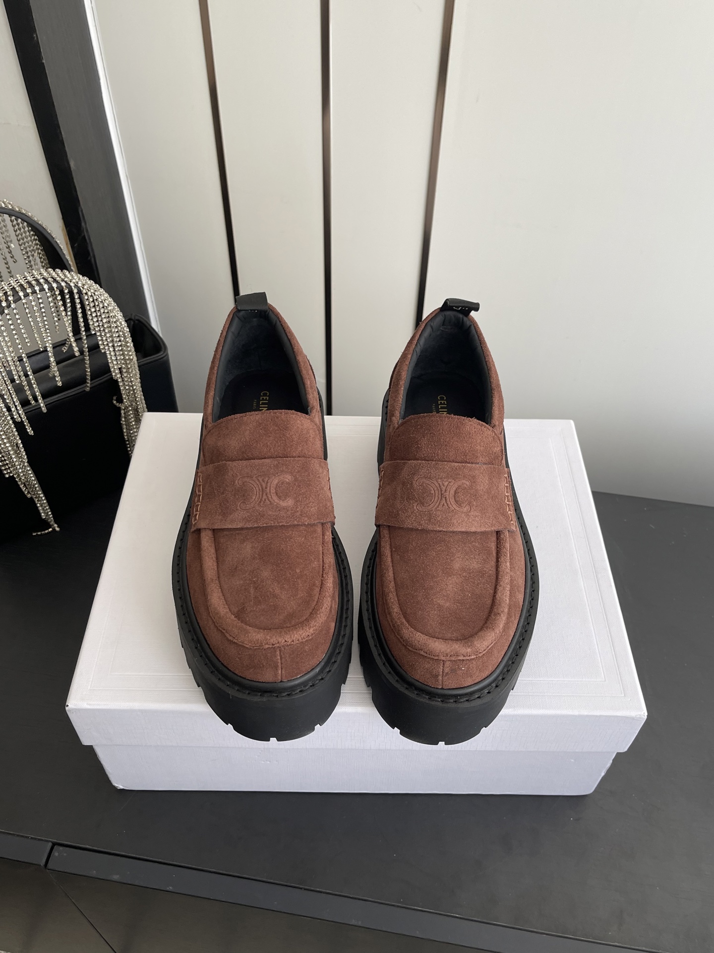 NO:724225,Celine Celine 26ss early spring new British style loafers casual shoes combine retro British derby shoe shape and modern thick sole design. Old color polishing treatment has a retro texture. The toe is round and loose, does not squeeze the foot and adapts to a variety of foot types. The thick sole shoe shape increases the body shape and modifies the proportion of the legs. The thick rubber sole has anti-slip texture. The thick sole structure has a shock-absorbing effect and is not easy to fatigue after walking for a long time. It combines fashion sense and practicality.  Upper cowhide/waxed cowhide inner cowhide code number 35-41 (40.41 customized), loafers, celine, celine, loafers, cowhide19860909Celine 赛琳 26ss早春新品英伦风 乐福鞋 休闲鞋 融合复古英伦德比鞋型与现代厚底设计 做旧擦色处理 自带复古质感 鞋头圆润宽松 不挤脚且适配多种脚型 厚底鞋型拉高身形 修饰腿部比例 橡胶厚底带有防滑纹路 厚底结构具备减震效果 长时间行走不易疲劳 兼顾时尚感与实用性 鞋面牛皮/蜡油牛皮 内里牛皮 码数35-41（40.41定做）,乐福鞋,celine,celine,loafers,cowhide,Women's Shoes