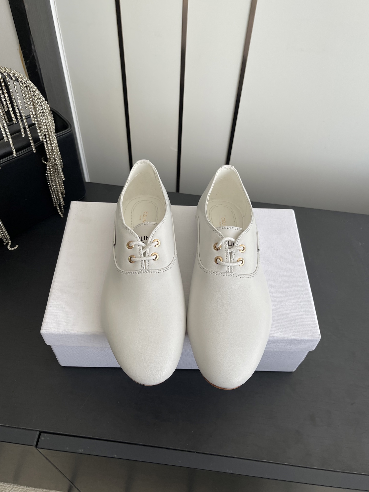 NO:724256,Celine Celine 26ss new French style flat-soled lace-up loafers, minimalist retro style, round-toe shoe shape with simplified lace-up design, no unnecessary complicated decoration, both French elegance and neutral neatness, extremely versatile, black is calm and elegant, white is fresh and simple, suitable for a variety of dressing styles and scenes, flat-soled design combined with soft lining, taking into account both style and comfort, it is a practical style that can be used in daily commuting and casual styles. Upper sheepskin  Sheepskin lining, genuine leather outsole, size 35-40 (customized for 40), loafers, celine, celine, loafers, sheepskin, Leather soles19860909Celine 赛琳 26ss新款法式 平底系带 乐福鞋 极简复古风 采用圆头鞋型搭配简化的系带设计 无多余繁复装饰 兼具法式优雅与中性利落感 百搭性极强 黑色沉稳大气 白色清新简约 适配多种穿搭风格与场景 平底设计结合柔软内里 兼顾造型感与舒适度 属于日常通勤休闲造型都能驾驭的实穿款 鞋面羊皮 内里羊皮 鞋底真皮大底 码数35-40（40定做）,乐福鞋,celine,celine,loafers,sheepskin,Leather soles,Women's Shoes