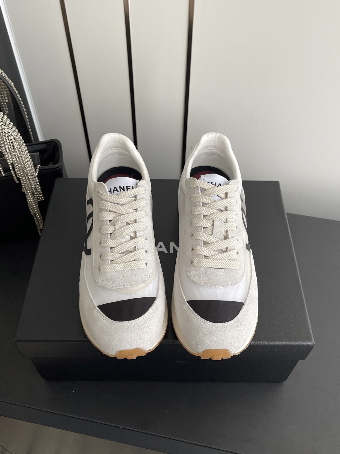 NO:721229,Chanel Chanel 2026 latest thick-soled panda shoes casual sports shoes This classic design has a variety of electro-embroidered styles on the upper; the outsole is fashionable and sporty; the extraordinary inclusion of a variety of color matching elements, diversified mix and match, very beautiful and versatile, casual, fashionable, sports, and outdoor can be taken into account... Original mercerized cow suede upper + original waterproof cloth + original first-layer cowhide, sheepskin lining, original wear-resistant velvet combination outsole  Size 35-40 (40 customized), casual shoes/sports shoes, chanel, chanel, sneakers, cowhide, sheepskin19860909Chanel 香奈儿 2026最新款 厚底熊猫鞋 休闲款运动鞋  这款经典设计 鞋面多种工艺电绣的风格；大底却时尚运动；不平凡的拥入了多种配色元素 、多元化混搭非常好看百搭,休闲,时尚,运动,户外都能兼顾…… 鞋面原版丝光牛反绒+原版防水布+原版头层牛皮 内里羊皮里 大底原版耐磨绒组合大底 码数35-40（40订做）,休闲鞋/运动鞋,chanel,chanel,sneakers,cowhide,sheepskin,Women's Shoes