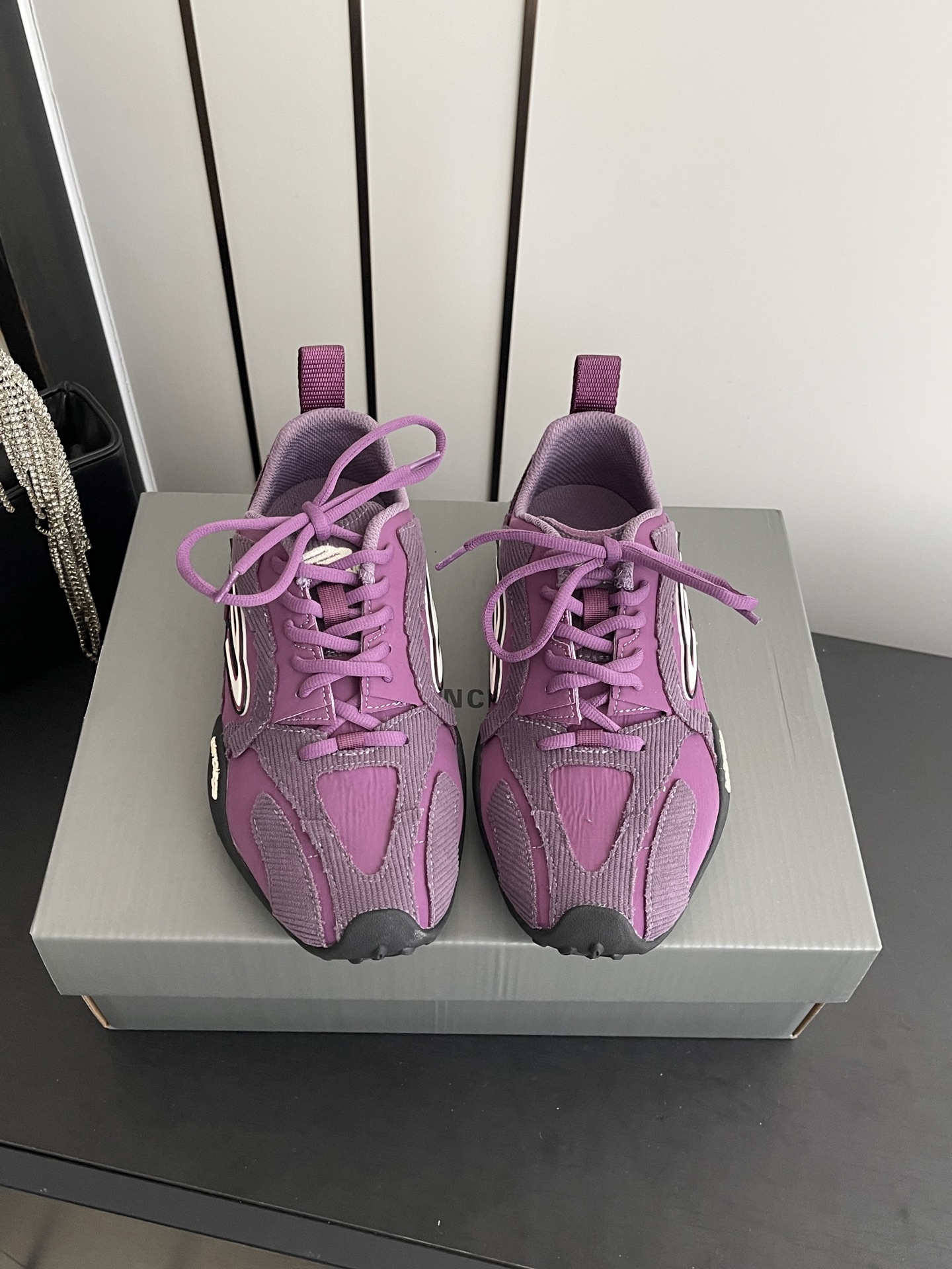 NO:722547,BALENCIAGA Balenciaga's latest Monday Ultra round-toe lace-up low-cut casual shoes. The body of the shoe is made of polyester fiber, nylon and polyurethane. It is a step up in terms of appearance and comfort and lightness. The heel is decorated with a webbing crotch. The outsole and rear are decorated with Balenciaga logo. The upper is decorated with unity sports icon artwork. The tongue is decorated with 3B sports icon artwork. Fabric lining feet.  Size 35-39 (40 customized), casual shoes/sports shoes, balenciaga, balenciaga, sneakers19860909BALENCIAGA 巴黎世家 最新款 Monday Ultra 圆头系带 低帮 休闲鞋 鞋身由聚酯纤维 尼龙和聚氨酯制成 不管是从外观还是舒适轻盈度都更上一个台阶 后跟饰有织带拉裆 外底和后部饰以 Balenciaga 标识 鞋面饰以 unity sports icon 艺术作品 鞋舌饰以3B sports icon 艺术作品 织物内里垫脚. 码数35-39（40定做）,休闲鞋/运动鞋,balenciaga,balenciaga,sneakers,Women's Shoes