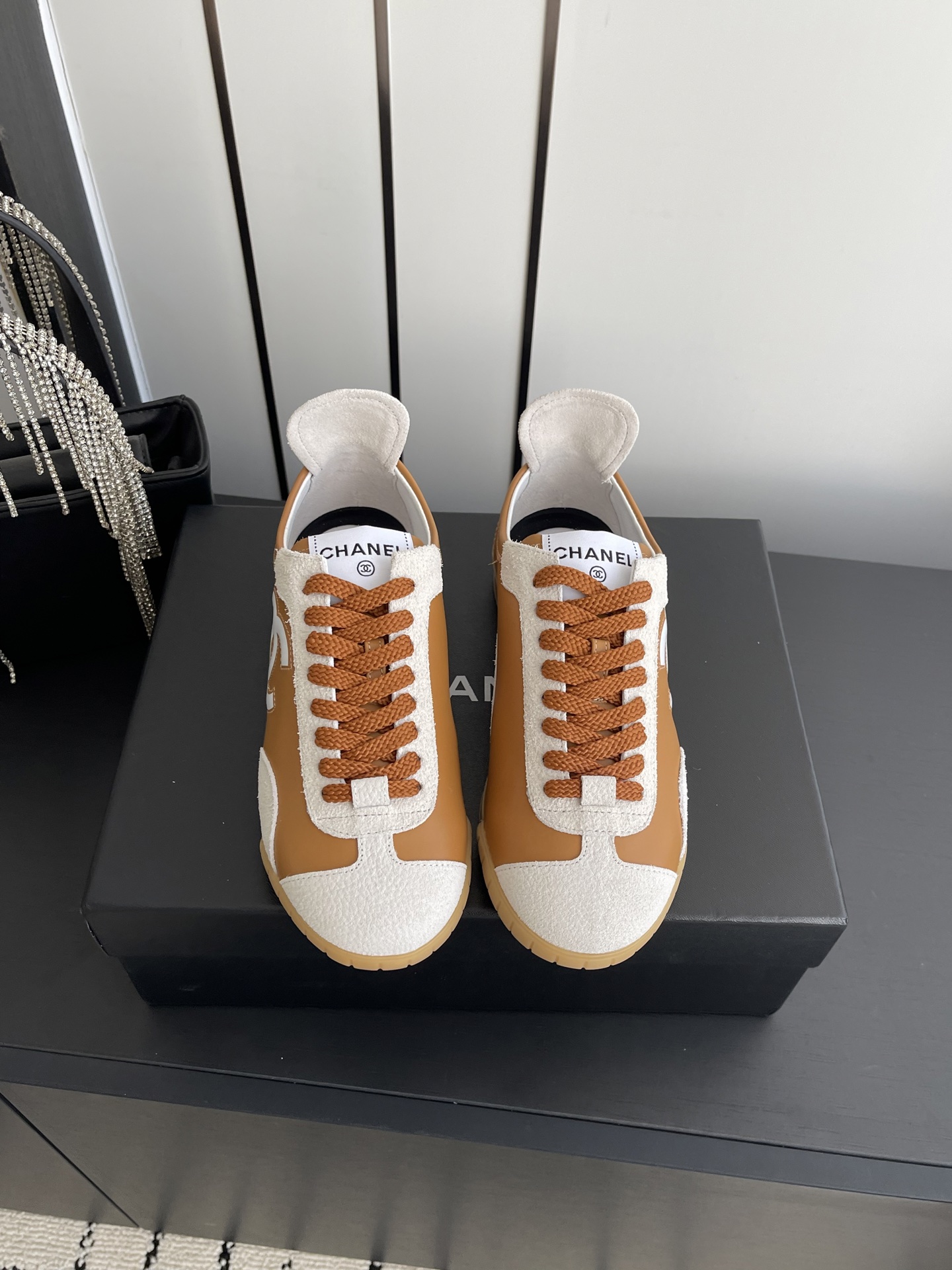 NO:722551,Chanel Chanel 26ss Sneaker series early spring new style casual moral training shoes sneakers The love of the world is Xiaoxiang. Try to accept new styles. The new designer has injected a new soul into Xiaoxiang. This moral training shoe is highly recommended. It is light and soft. Super easy to wear. Timeless. Classic and versatile. Clean and neat. Red and blue. Very springy. Upper frosted cowhide/silk cowhide. Lining sheepskin. Sole rubber sole.  Size 35-40 (40 customized), casual shoes/sports shoes, chanel, chanel, sneakers, cowhide, sheepskin19860909Chanel 香奈儿 26ss Sneaker 系列早春新款 休闲德训鞋 运动鞋 人间挚爱是小香 尝试接受新风格 新换的设计师 给小香注入了新的灵魂 此款德训鞋强烈推荐 又轻又软 超级好穿 永不过时 经典百搭 干净利落 红色 蓝色 很有春天的气息 鞋面磨砂牛皮/丝绸牛皮 内里羊皮 鞋底生胶底 码数35-40（40定做）,休闲鞋/运动鞋,chanel,chanel,sneakers,cowhide,sheepskin,Women's Shoes