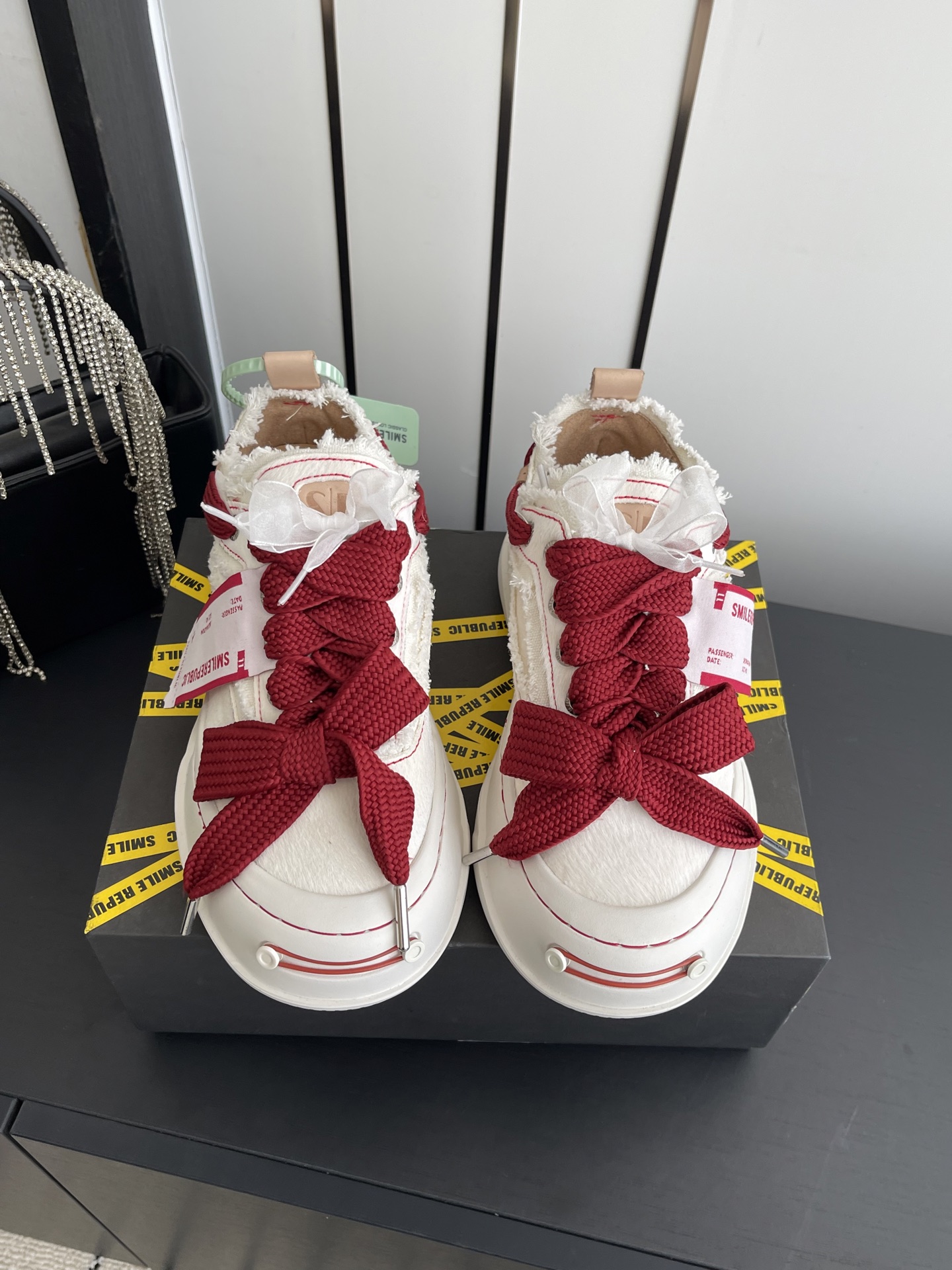 NO:722554,Women's SMILEREPUBLIC Smile Canvas Shoes A very popular canvas shoe. Recently, celebrities and Internet celebrities have stepped on their feet. Too many variety show guests have worn SR to steal the spotlight. The aesthetic concept and artistic combination in early spring have made this SMILEREPUBLIC canvas shoe an instant hot item in spring. It is also a favorite of celebrities. It is eye-catching. Max. What makes this pair of canvas shoes so popular?  The wool tassel design boldly expresses the avant-garde trend and the salty or sweet bow gives the whole pair of shoes unlimited matching styles. The rounded and widened toe design, combined with the smart shoe shape and stitching, perfectly achieves the effect of optimizing the ankle line. Size: 35-40 for women (40 custom-made), casual shoes/sports shoes, sneakers19860909女款 SMILEREPUBLIC 开口笑 帆布鞋 一款热度非常高的帆布鞋 最近各路明星网红纷纷上脚 太多综艺节目嘉宾穿SR抢镜 美学理念初春充满艺术感的搭配 让这款 SMILEREPUBLIC帆布鞋瞬间成为春日爆款 也是明星们的心水好物 吸睛力 Max 是什么让这双帆布鞋火速出圈 羊毛流苏的设计大胆表达了先锋潮流加上可盐可甜的 蝴蝶结让整双鞋 拥有无限搭配风格的可能性 圆钝感加宽的鞋头设计 配合灵动的鞋型与缝线 完美地达到优化脚踝线条的效果 码数女35-40（40订做）,休闲鞋/运动鞋,sneakers,Women's Shoes