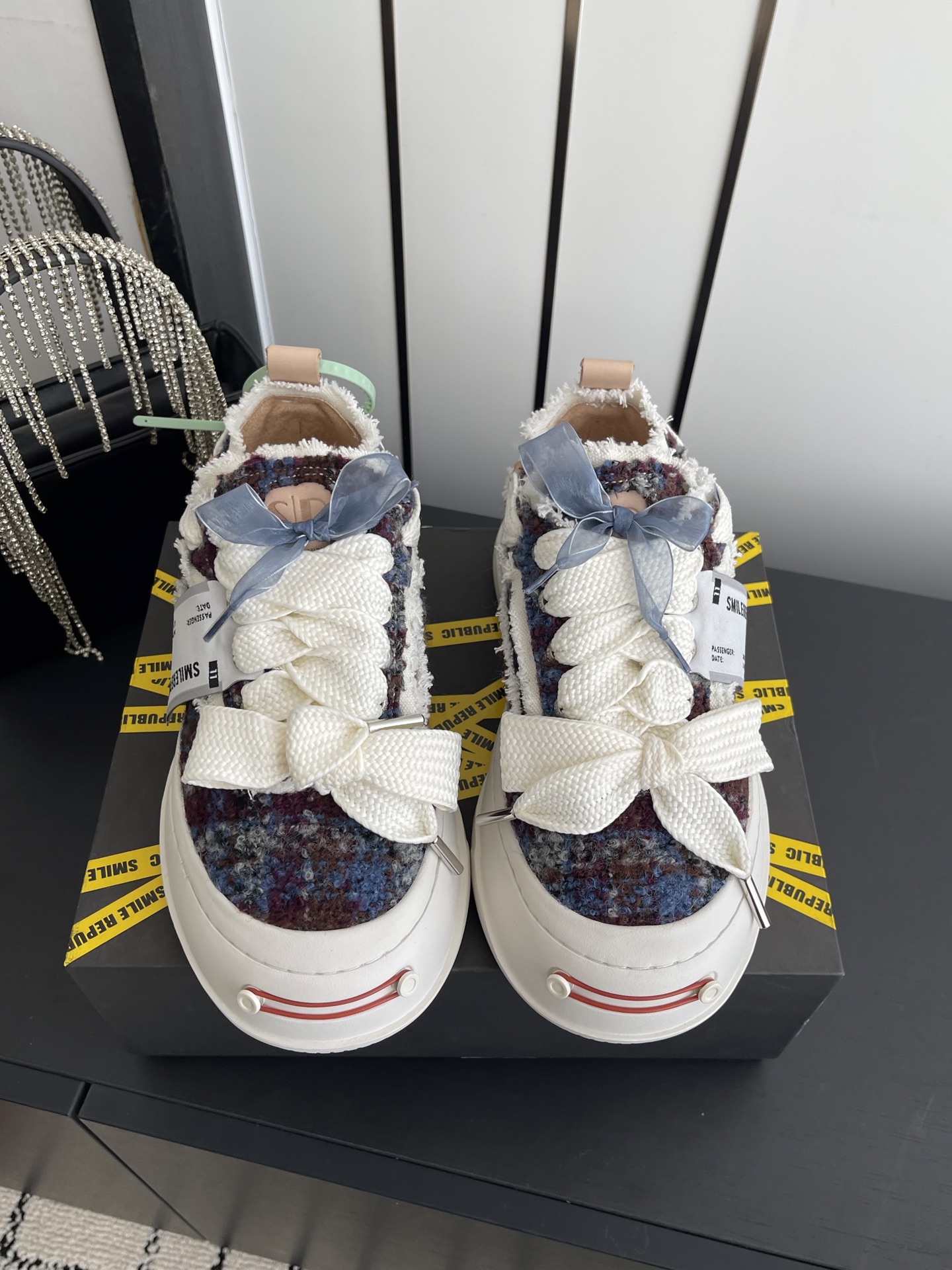 NO:722556,Couple style SMILEREPUBLIC Smile Canvas Shoes A very popular canvas shoe. Recently, celebrities and Internet celebrities have stepped on their feet. Too many variety show guests have worn SR to steal the spotlight. The aesthetic concept is full of artistic matching in early spring, making this SMILEREPUBLIC canvas shoe an instant hot item in spring. It is also a favorite of celebrities. It is eye-catching. What makes this pair of canvas shoes so popular in the industry?  The wool tassel design boldly expresses the avant-garde trend and the salty or sweet bow gives the whole pair of shoes unlimited matching styles. The rounded and widened toe design, combined with the smart shoe shape and stitching, perfectly achieves the effect of optimizing the ankle line. Size: female 35-40, male 39-44, casual shoes/sports shoes, sneakers19860909情侣款 SMILEREPUBLIC 开口笑 帆布鞋 一款热度非常高的帆布鞋 最近各路明星网红纷纷上脚 太多综艺节目嘉宾穿SR抢镜 美学理念初春充满艺术感的搭配 让这款 SMILEREPUBLIC帆布鞋瞬间成为春日爆款 也是明星们的心水好物 吸睛力 Max 是什么让这双帆布鞋火速出圈 羊毛流苏的设计大胆表达了先锋潮流加上可盐可甜的 蝴蝶结让整双鞋 拥有无限搭配风格的可能性 圆钝感加宽的鞋头设计 配合灵动的鞋型与缝线 完美地达到优化脚踝线条的效果 码数女35-40 男39-44,休闲鞋/运动鞋,sneakers,Women's Shoes