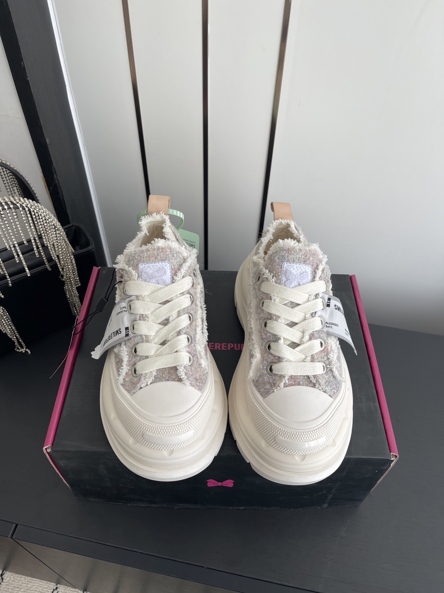 NO:722558,Smilerepublic's low-top Smile 2.0 series is back with thick soles that are as soft as springs. The shape of the shoes makes the whole leg look particularly delicate. When worn with mid-calf socks, you can instantly transform into a college girl. The 7cm outsole is light and tall, and the thick soles instantly elongate your body proportions and become the focus of fashion. Stable and thick soles. Comfortable material. Long-term wear without tiring your feet. It allows me to shine confidently in the spotlight. I have gained countless looks and many stars have stepped on my feet.  Size female 35-40 male 40-45, casual shoes/sports shoes, sneakers19860909Smilerepublic 低帮开口笑2.0系列重磅来袭厚底软得像是自带弹簧 鞋型把整条腿衬得特别秀气,配中筒袜瞬间变身学院少女 7cm大底轻盈又增高 厚底瞬间拉长身材比例,成为时尚焦点 稳固厚底 舒适材质 久穿不累脚 让我在聚光灯下自信闪耀 收获无数目光 众多明星纷纷上脚 码数女35-40男40-45,休闲鞋/运动鞋,sneakers,Women's Shoes