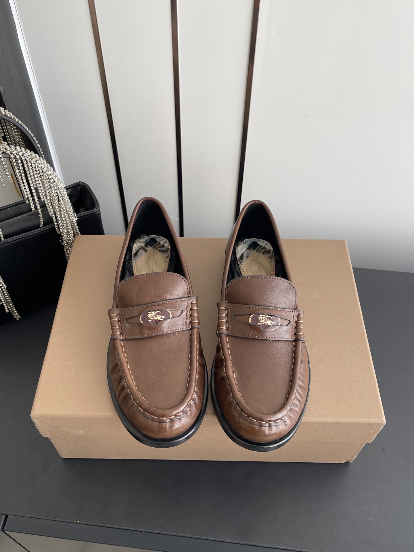 NO:722529,BURBERRY Burberry BBR 26ss/spring and summer new loafers casual shoes from designer Daniel Lee Newly designed new loafers this spring and summer limited edition. It is very difficult to buy at the counter. It is very soft on the feet and easy to wear. It feels great on the feet. Simple old money style outfit. Produced by a big factory. Don’t worry about quality control. Retro and modern design. Suit pants, skirts and jeans can be easily worn.  Low-key and full of temperament (ZP consistent blue knight leather soles) High mercerized suede upper imported from Italy, imported sheepskin lining, original customized hardware buckle, genuine leather outsole imported from Italy, size 35-41 (40.41 customized), loafers, burberry, burberry, loafers, skirts, jeans, business suit, sheepskin, Leather soles19860909BURBERRY 博柏利 巴宝莉BBR 26ss/春夏新款乐福鞋休闲鞋 出自设计师Daniel Lee 全新设计新款乐福鞋 今年春夏限定款 专柜非常难买 上脚非常软巨好穿 脚感超赞 简简单单的老钱风穿搭 妥妥大厂出品 品质品控不用担心 复古摩登设计 西装裤、裙装、牛仔裤都能轻松驾驭 低调又气质感满满（ZP一致蓝骑士真皮鞋底） 鞋面意大利进口高丝光反绒皮 内里进口绵羊皮 原版定制五金扣 意大利进口真皮大底 码数35-41（40.41定做）,乐福鞋,burberry,burberry,loafers,skirts,jeans,business suit,sheepskin,Leather soles,Women's Shoes