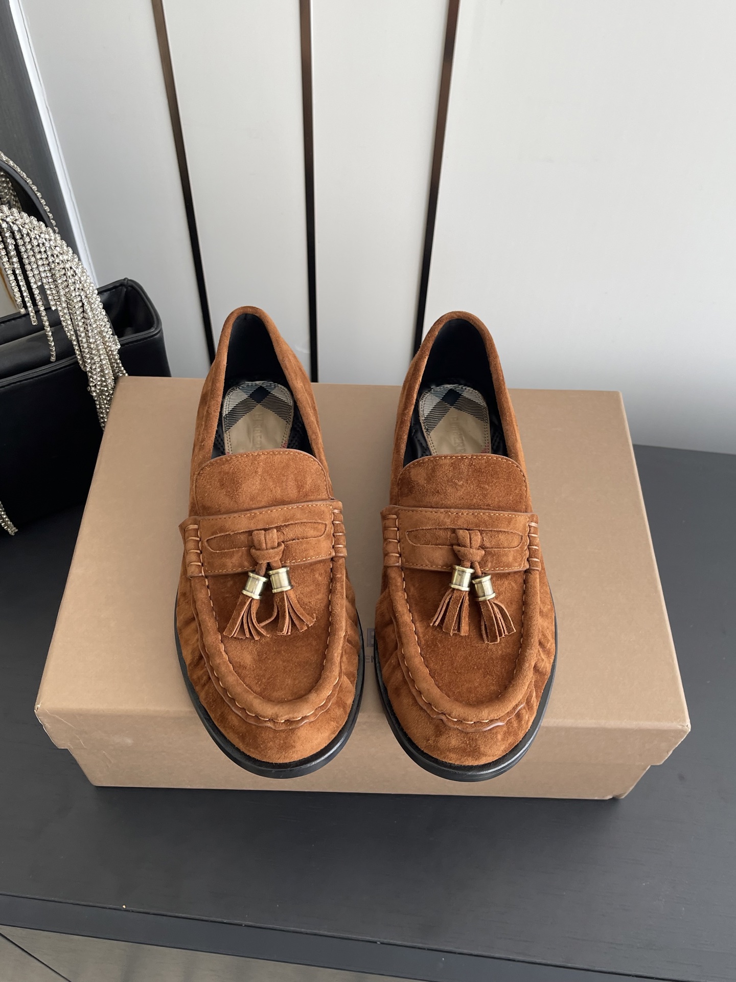 NO:722535,BURBERRY Burberry BBR 26ss new spring and summer loafers casual shoes from designer Daniel Lee Newly designed new loafers limited edition this spring and summer. It is very difficult to buy at the counter. It is very soft on the feet and easy to wear. It feels great on the feet. It is a simple old money style outfit. Produced by a big factory. Don't worry about quality control. Retro and modern design. It can be easily worn in suit pants, skirts and jeans.  Low-key and full of temperament (ZP consistent blue knight leather soles) High mercerized suede upper imported from Italy, imported sheepskin lining, original customized hardware buckle, genuine leather outsole imported from Italy, size 35-41 (40.41 customized), loafers, burberry, burberry, loafers, skirts, jeans, business suit, sheepskin, Leather soles19860909BURBERRY 博柏利 巴宝莉BBR 26ss 春夏新款乐福鞋休闲鞋 出自设计师Daniel Lee 全新设计新款乐福鞋 今年春夏限定款 专柜非常难买 上脚非常软巨好穿 脚感超赞 简简单单的老钱风穿搭 妥妥大厂出品 品质品控不用担心 复古摩登设计 西装裤、裙装、牛仔裤都能轻松驾驭 低调又气质感满满（ZP一致蓝骑士真皮鞋底） 鞋面意大利进口高丝光反绒皮 内里进口绵羊皮 原版定制五金扣 意大利进口真皮大底 码数35-41（40.41定做）,乐福鞋,burberry,burberry,loafers,skirts,jeans,business suit,sheepskin,Leather soles,Women's Shoes