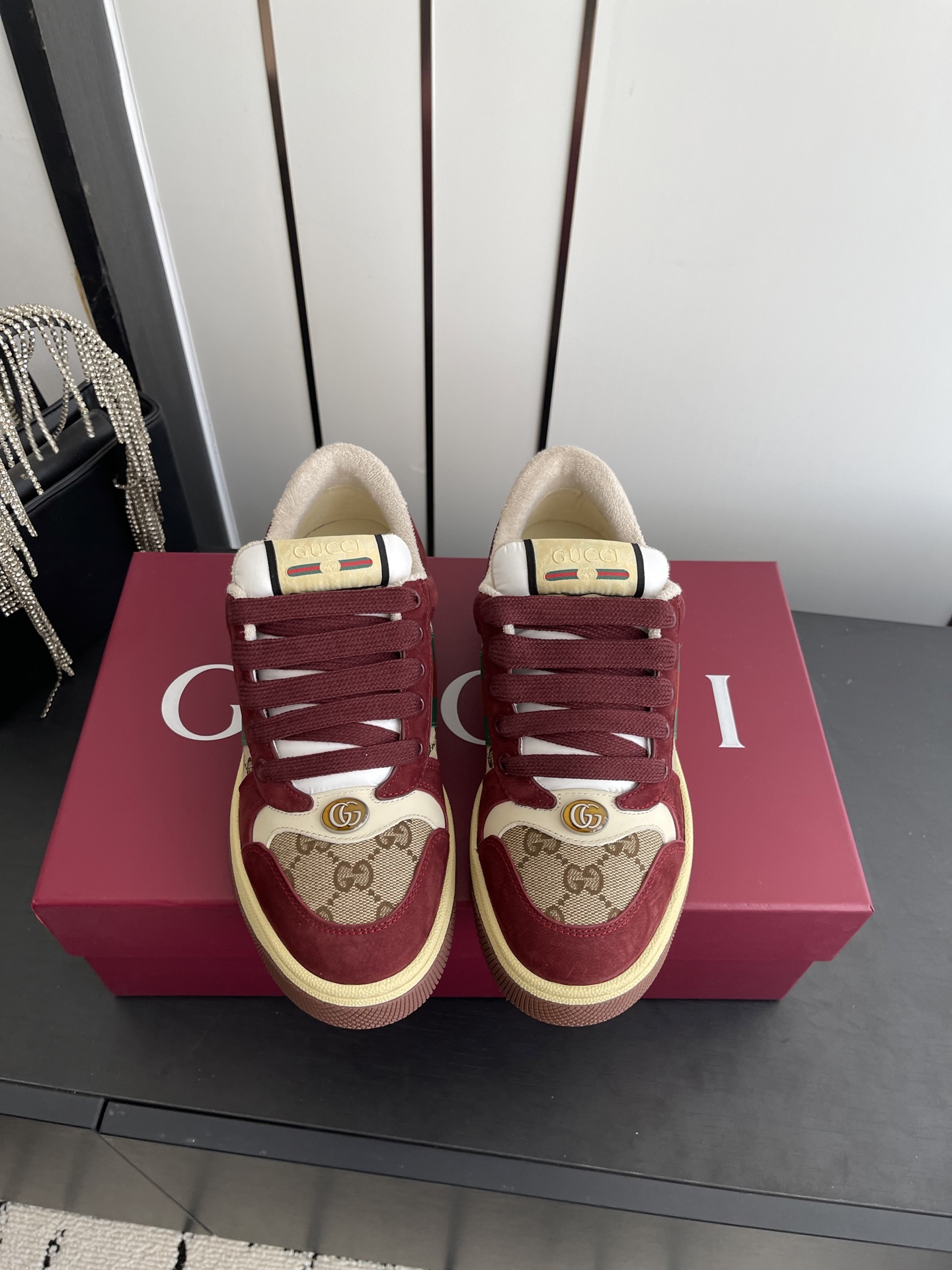 NO:722525,Women's style, men's style Gucci new color dirty shoes, biscuit shoes that are incomparably good-looking and easy to wear, very versatile and super light, full of retro feel with thick soles, everyone loves it ~ Fabric: original custom imported cowhide, punching process. Lining: water-dyed sheepskin lining, exclusive molded TPU outsole, size 35-45 (45 custom-made), casual shoes/sports shoes, gucci, sneakers, cowhide, sheepskin19860909女款 男款Gucci 新色小脏鞋 无敌好看又好穿的饼干鞋 很百搭又超级轻 复古感十足搭配厚底 谁都爱~ 面料: 原版定制进口牛皮 冲孔工艺.内里: 水染羊皮里 独家开模的TPU大底 码数35-45（45定做）,休闲鞋/运动鞋,gucci,sneakers,cowhide,sheepskin,Women's Shoes