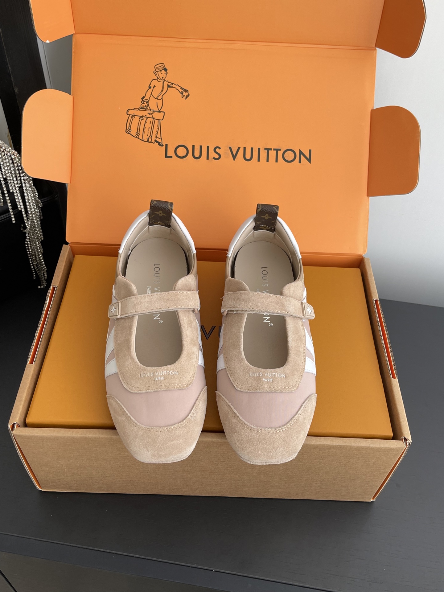 NO:722514,Louis Vuitton Sneakerina series ballet shoes, moral training shoes, flat shoes and casual shoes. This LV Sneakerina ballet sneaker is a mixed material upper equipped with a flexible injection outsole, which cleverly combines the comfortable texture of sports shoes with the light structure of ballet shoes. The LV letters and Louis Vuitton logo pop up on one side, and the Monogram canvas back strap completes the exquisite details. Size 35-39 (40.41 custom-made), ballet shoes, louis  vuitton,louis vuitton,louis vuitton,flats,sneakers19860909Louis Vuitton Sneakerina系列芭蕾舞鞋 德训鞋 平底鞋休闲鞋 本款 LV Sneakerina 芭蕾运动鞋为混合材质鞋面搭载柔韧 注塑外底,将运动鞋的舒适质感与芭蕾舞鞋的轻盈构型巧妙融于一体.LV 字母与路易威登标识跃现一侧,Monogram 帆布后袢带完善考究细节. 码数35-39(40.41订做）,芭蕾舞鞋,louis vuitton,louis vuitton,louis vuitton,flats,sneakers,Women's Shoes