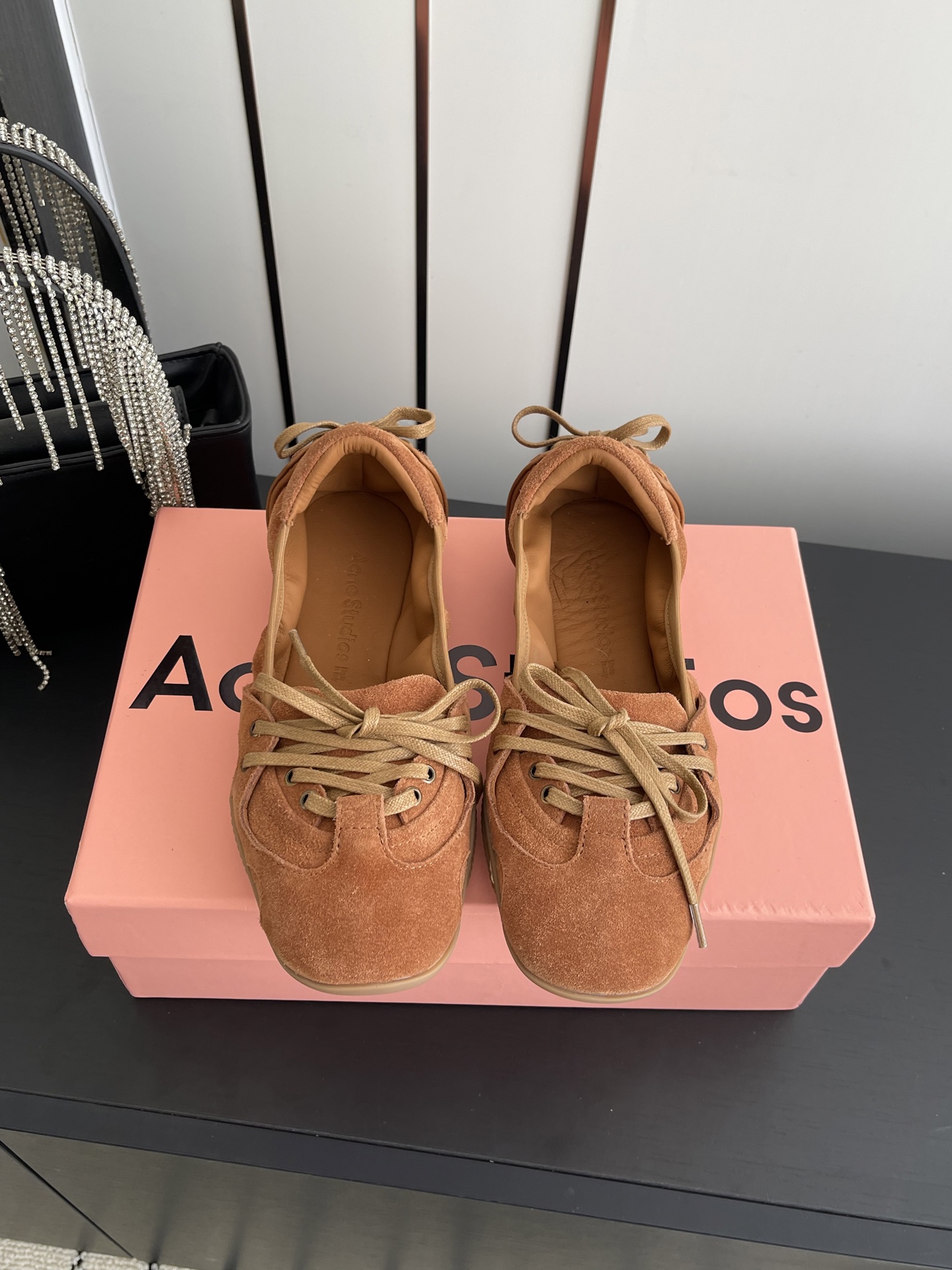 NO:722519,Acne Studios 26ss spring and summer new retro ballet shoes with bow ties and elastic pumps, granny shoes and Mary Jane shoes, reshape the silhouette of classic ballet shoes, combining the romantic elegance of ballet with the casual sense of the street. Some styles also incorporate trends such as retro distressing and Y2K technology. The toe is a classic shape of ballet shoes with a rounded front, a lace design on the front, and a decorative strap on the heel; Acne is printed on the tongue  Studio* brand logo, ultra-thin soles create a lightweight foot feel. The upper is made of imported calfskin/mixed sheepskin, the lining is sheepskin, and the outsole is original molded rubber outsole. Shoe size 35-40 (customized in 40), ballet shoes, acne studios, dior, mary jane, cowhide, sheepskin19860909Acne Studios 26ss春夏新款复古芭蕾鞋系带蝴蝶结绑带松紧浅口单鞋奶奶鞋玛丽珍鞋 重塑经典芭蕾舞鞋轮廓,将芭蕾的浪漫优雅与街头休闲感结合,部分款式还融入复古做旧、Y2K科技感等潮流. 鞋头为圆润的芭蕾舞鞋经典造型,鞋面前侧有系带设计,鞋后跟处搭配装饰性绑带；鞋舌处印有Acne Studio*品牌标识,超薄鞋底打造轻量化脚感. 鞋面采用进口小牛皮/混种羊皮 内里垫脚羊皮 大底原版开模橡胶大底 鞋码35-40（40订做）,芭蕾舞鞋,acne studios,dior,mary jane,cowhide,sheepskin,Women's Shoes