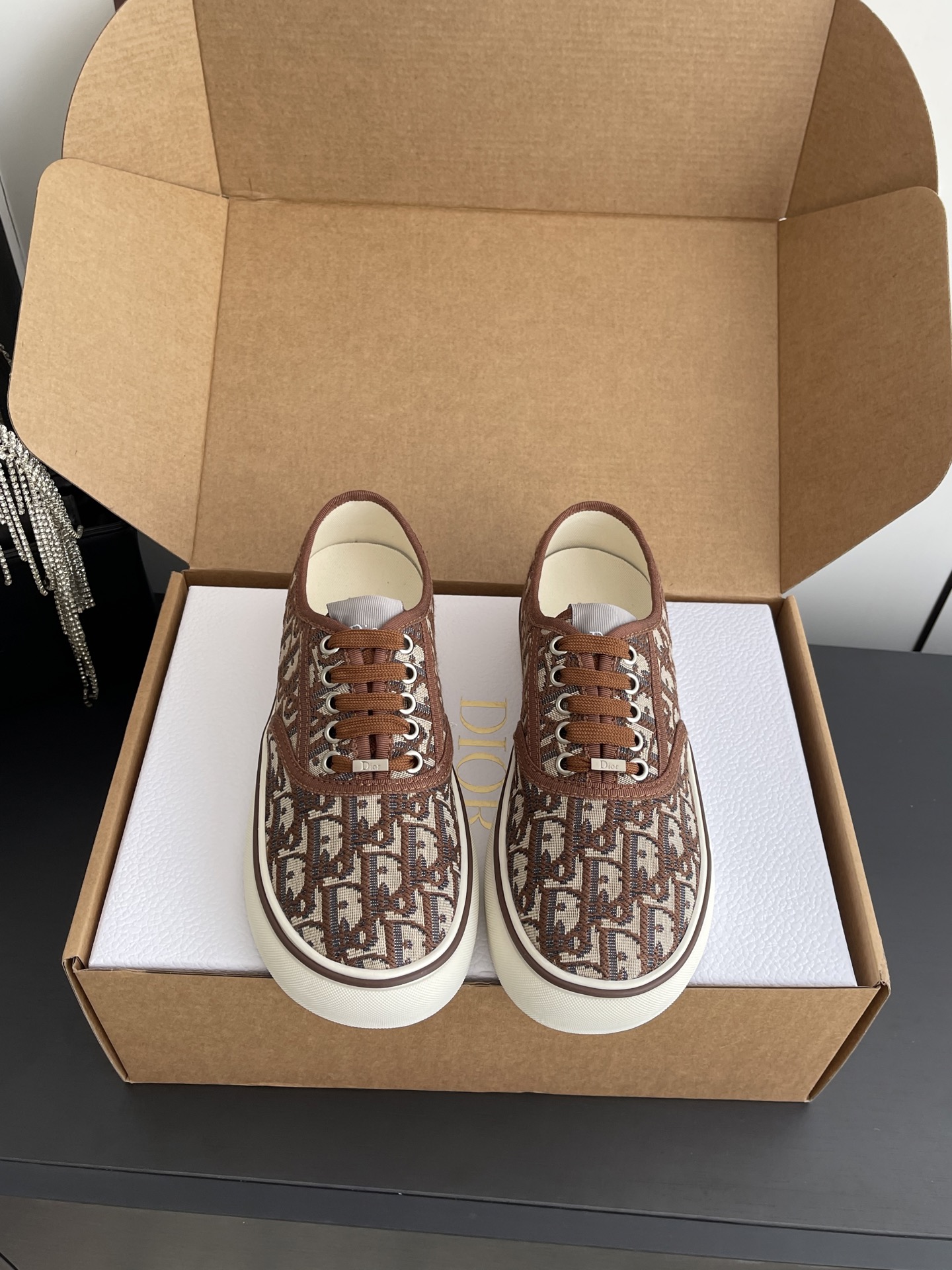 NO:724251,Dior 2026 spring and summer new embroidered low-top canvas shoes, casual women's shoes, many celebrity fashion bloggers planted catwalk style, full of retro fashion, casual and versatile, fashionable and casual, unique taste everyone loves and easy to control, it will be popular every year, enough to conquer you, wear it, casual and fashionable, do not make mistakes, simple and handsome!  The upper is made of embroidered printed fabric + environmentally friendly breathable fabric lining + original molded Tpu combination outsole. Size 35-41 (customized at 40.41), casual shoes/sports shoes, dior, dior, sneakers19860909Dior 迪奥 2026春夏新款刺绣低帮帆布鞋 休闲女鞋 超多明星时尚博主种草 走秀款 复古感时髦满满 随意百搭 时尚休闲 独到味道人人都爱也轻松驾驭 每年都会爆足以征服你,穿上它,休闲时髦 两不失误 上脚简单帅气！ 鞋面采用刺绣印花面料+环保透气织物内里+原版开模Tpu组合大底 码数35-41（40.41订做）,休闲鞋/运动鞋,dior,dior,sneakers,Women's Shoes