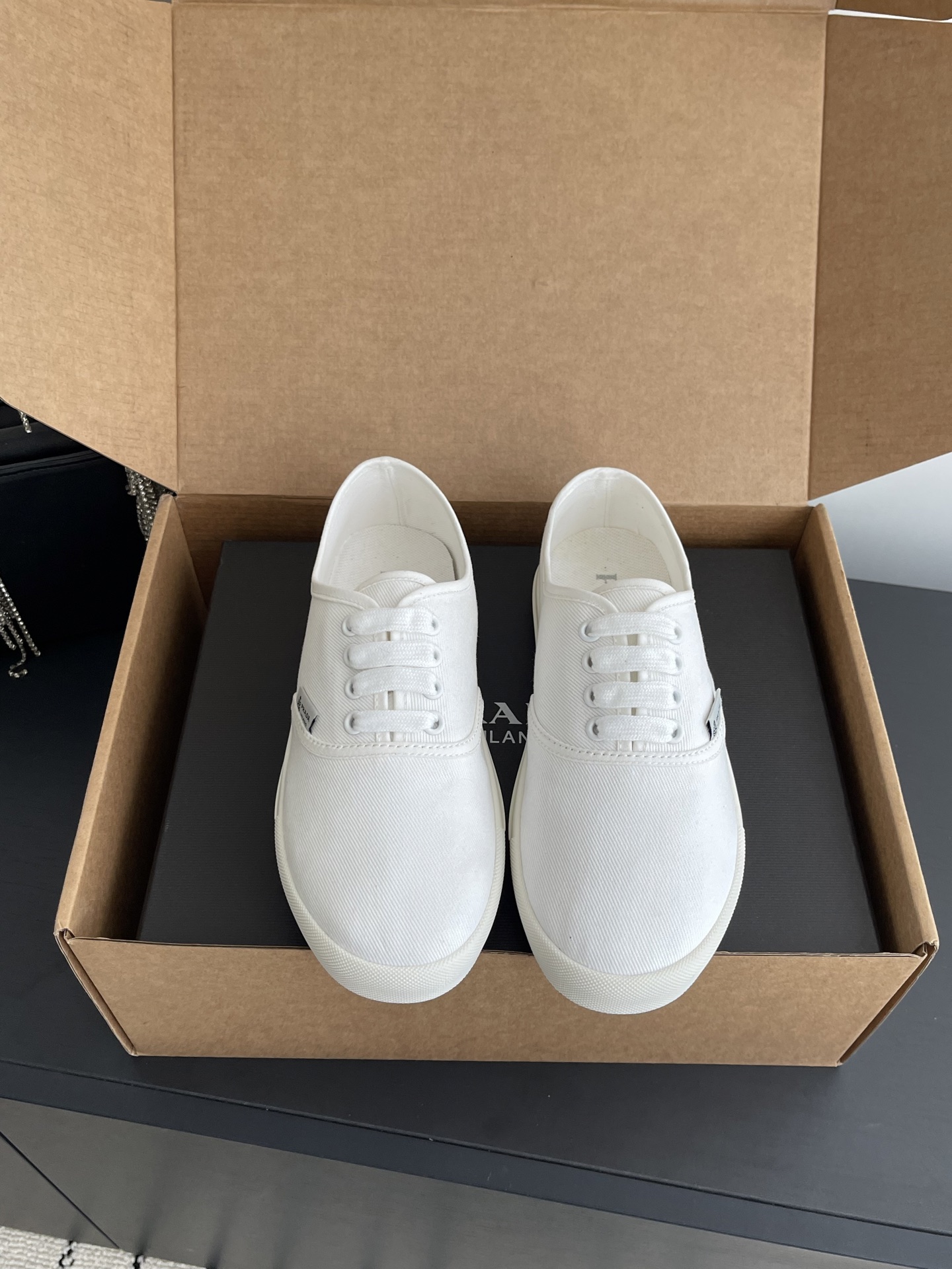 NO:724253,PRADA Prada 2026 spring and summer latest catwalk style retro contact casual shoes canvas shoes loafers. Super many star fashion bloggers planted the catwalk style. Full of retro and fashionable. Casual and versatile, fashionable and casual, unique taste everyone loves and easy to control. It is popular every year and is enough to conquer you. Wear it, casual and fashionable. It is simple and handsome on the feet!  The upper is made of imported high-density canvas, the lining is mixed sheepskin, the original non-slip rubber outsole, the size is 35-40 (customized from 40 to 41), casual shoes/sports shoes, prada, prada, loafers, sneakers, sheepskin19860909PRADA 普拉达 2026春夏最新走秀款复古联系休闲鞋帆布鞋乐福鞋  超多明星时尚博主种草 走秀款 复古感时髦满满 随意百搭 时尚休闲 独到味道人人都爱也轻松驾驭 每年都会爆足以征服你,穿上它,休闲时髦 两不失误 上脚简单帅气！ 鞋面采用进口高密度帆布 内里混种羊皮 原版防滑橡胶大底 码数35-40（40 41订做）,休闲鞋/运动鞋,prada,prada,loafers,sneakers,sheepskin,Women's Shoes