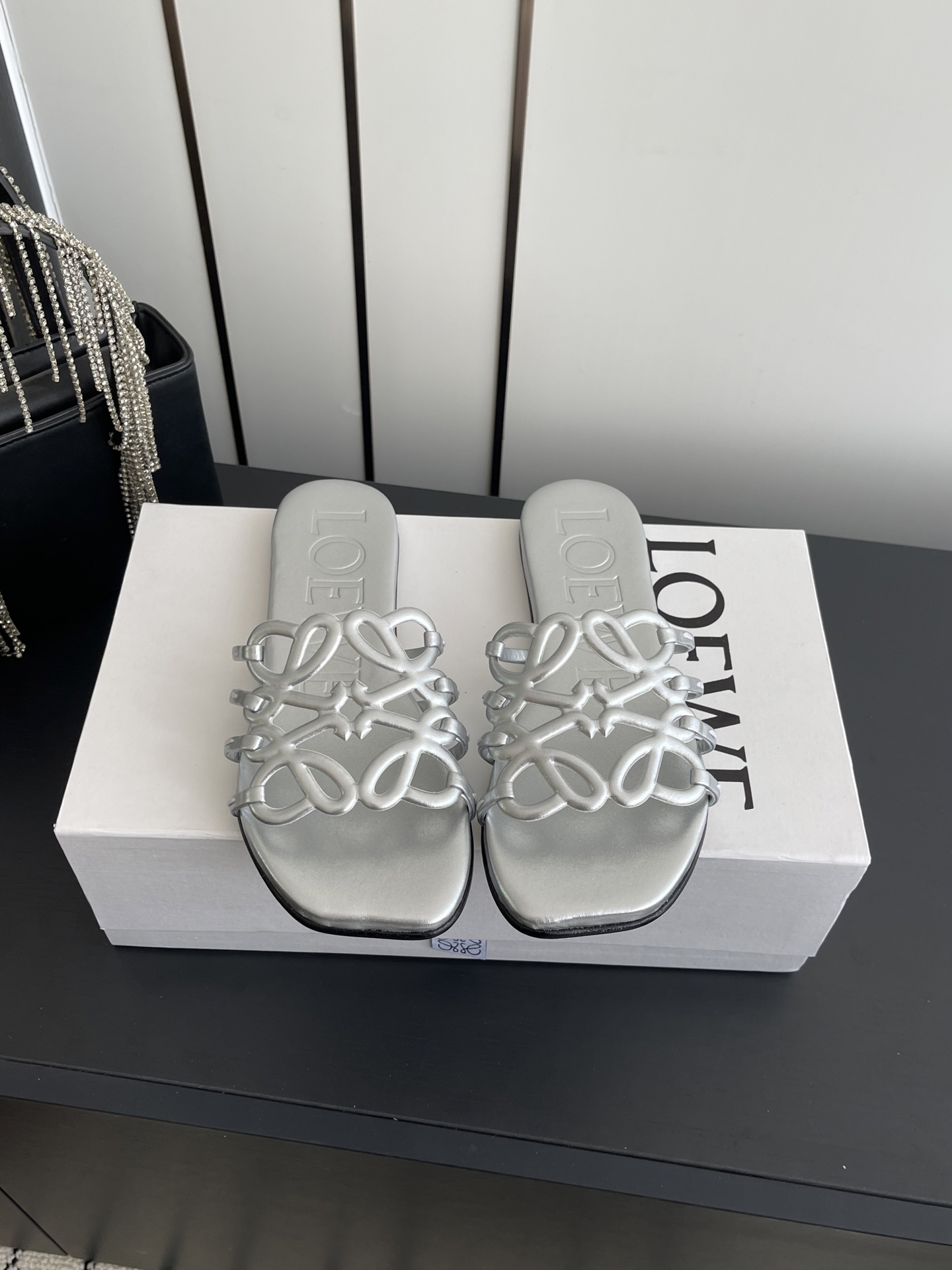 NO:725560,LOEWE 25ss new spring and summer slippers. The crazy simple design feels cleaner and more elegant. It will make you miss it. The color is also very attractive and beautiful. It is full of temperament when you put it on your feet. It is incomparably handsome and stylish. The upper is made of cowhide printing. The lining is tiptoe. Sheepskin. Injection-molded leather outsole imported from Italy. Size 35-42 (40 41)  42 customized), slippers, loewe, loewe, slippers, cowhide, sheepskin, Leather soles19860909LOEWE 罗意威 25ss 春夏新品 拖鞋 疯狂种草简约设计感觉更干净优雅 让你念念不忘 颜色也很耐看漂亮,上脚瞬间气质十足气场,简直无敌帅气有型 鞋面采用牛皮印花 内里踮脚 羊皮 意大利进口注塑真皮大底 码数35-42（40 41 42订做）,拖鞋,loewe,loewe,slippers,cowhide,sheepskin,Leather soles,Women's Shoes