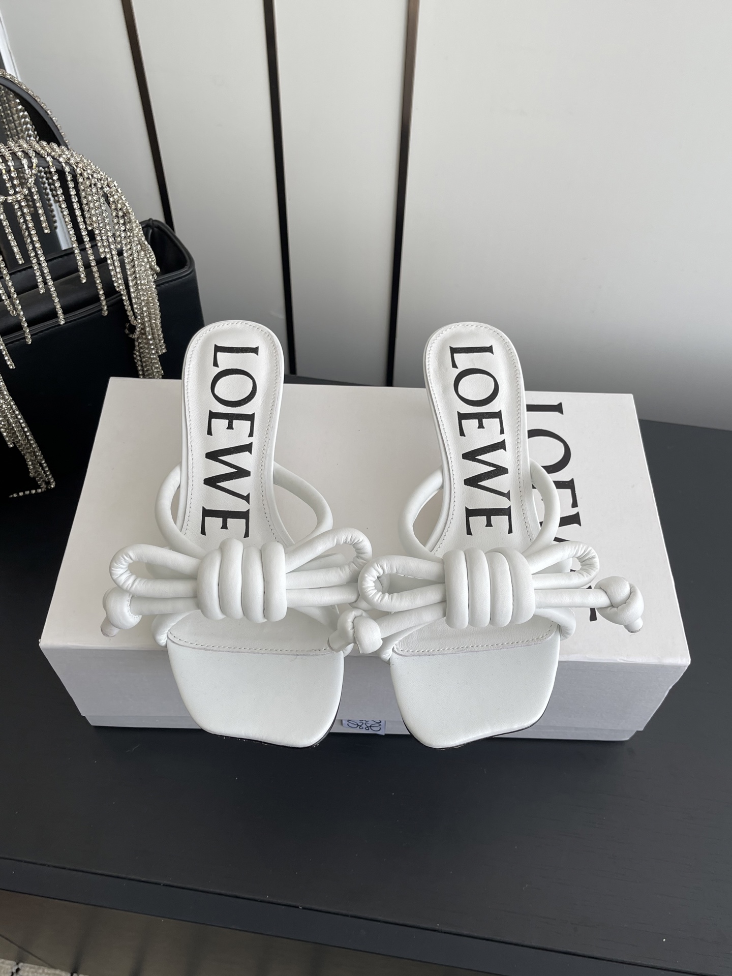 NO:747178,LOEWE Luo Yiwei 2026ss new retro style small high heel beach slippers~ A popular model in Xiaohongshu and the Internet. A recently popular slipper. Super cute. A must-have item that fashionistas must not miss. There is no complicated decoration. It has a great vintage feel. Pure and minimalist. It is neat and poetic. Super versatile. Fabric original custom material. Foot padding cowhide outsole. Italian imported genuine leather outsole. Heel height 4.5cm.  Size 35-42 (40.41.42 customized), slippers, loewe, loewe, slippers, cowhide, Leather soles19860909LOEWE 罗意威 2026ss新品复古风小高跟沙滩拖鞋～ 小红书、外网火爆款 最近大热的一款拖鞋 超级可爱 时髦精绝对不能错过的必入款,没有任何繁杂装饰,质感极好的vintage感,纯粹和极简做得利落又诗意 超级百搭款 面料原版定制材料 垫脚牛皮 大底意大利进口真皮大底 跟高4.5cm 码数35-42 (40.41.42订做）,拖鞋,loewe,loewe,slippers,cowhide,Leather soles,Women's Shoes