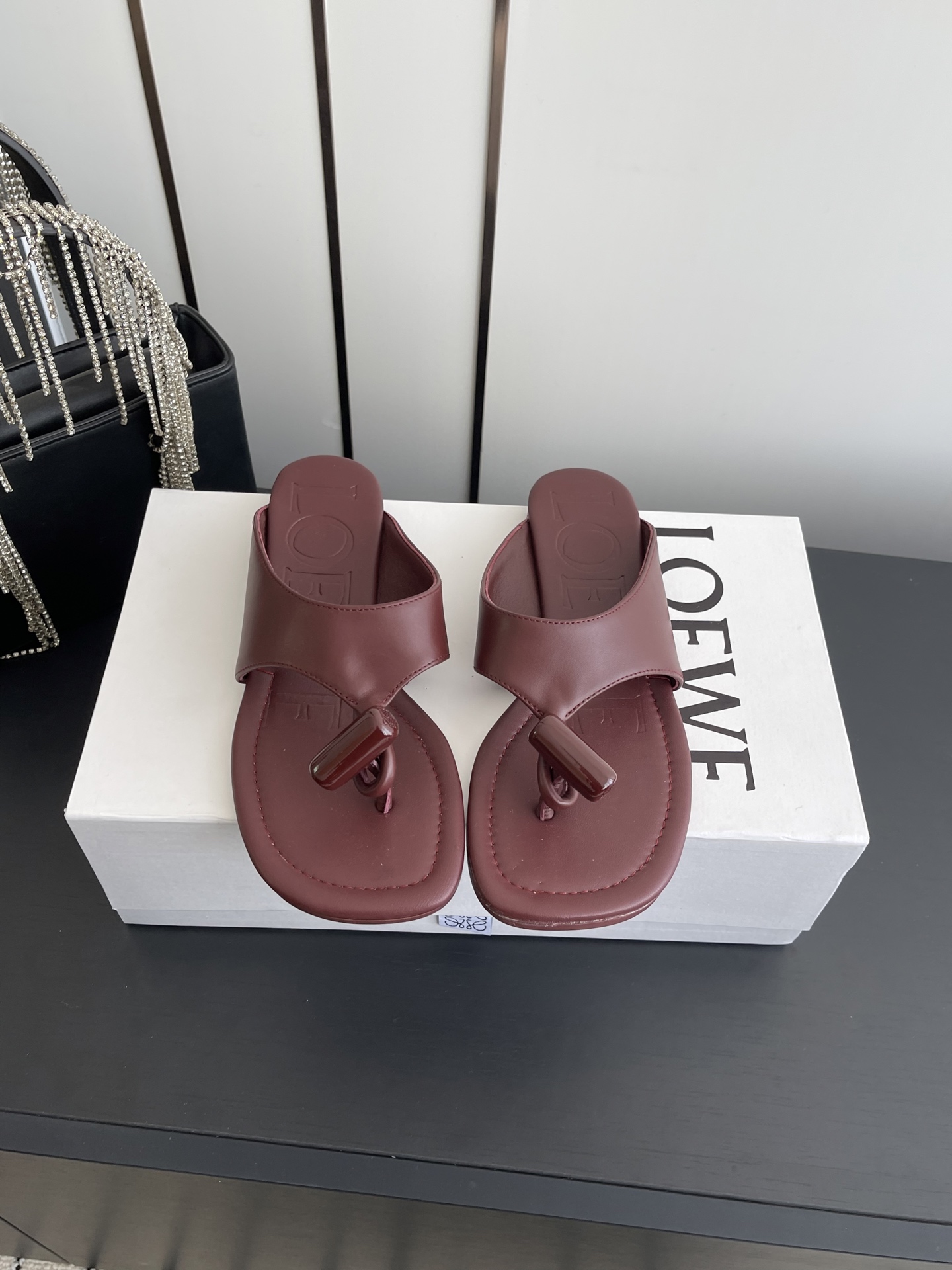 NO:747175,LOEWE 2026 spring and summer new products Toggle flat-soled buckle flip-flop slippers LOEWE, as the most popular designer brand in the past two years, has simple designs, clever details, fresh and refined!  If you don’t want to hit the streets, you can check out this brand. It is relatively niche but is so easy to match. You can see this brand everywhere on Instagram and Xiaohongshu!  BS original one-to-one customized upper, original specific mixed sheepskin, imported sheepskin lining, original molded outsole, custom-made non-slip outsole, high flat sole, code number 35-39 (40.41. Customized), split-toe shoes, loewe, loewe, slippers, sheepskin19860909LOEWE 罗意威 2026春夏新品 Toggle 平底扣环夹脚拖鞋 LOEWE作为这两年最受欢迎的设计师牌,设计简单、细节巧妙、清新脱俗！ 不想满大街撞款的可以看看这个品牌,比较小众却又是那么好搭配,ins、小红书随处可见这个品牌的身影 ！BS原版一比一定制 鞋面原版特定混种羊皮 内里进口羊皮 大底原版开模定制防滑大底 跟高平底 码数35-39（40.41.订做）,分趾鞋,loewe,loewe,slippers,sheepskin,Women's Shoes