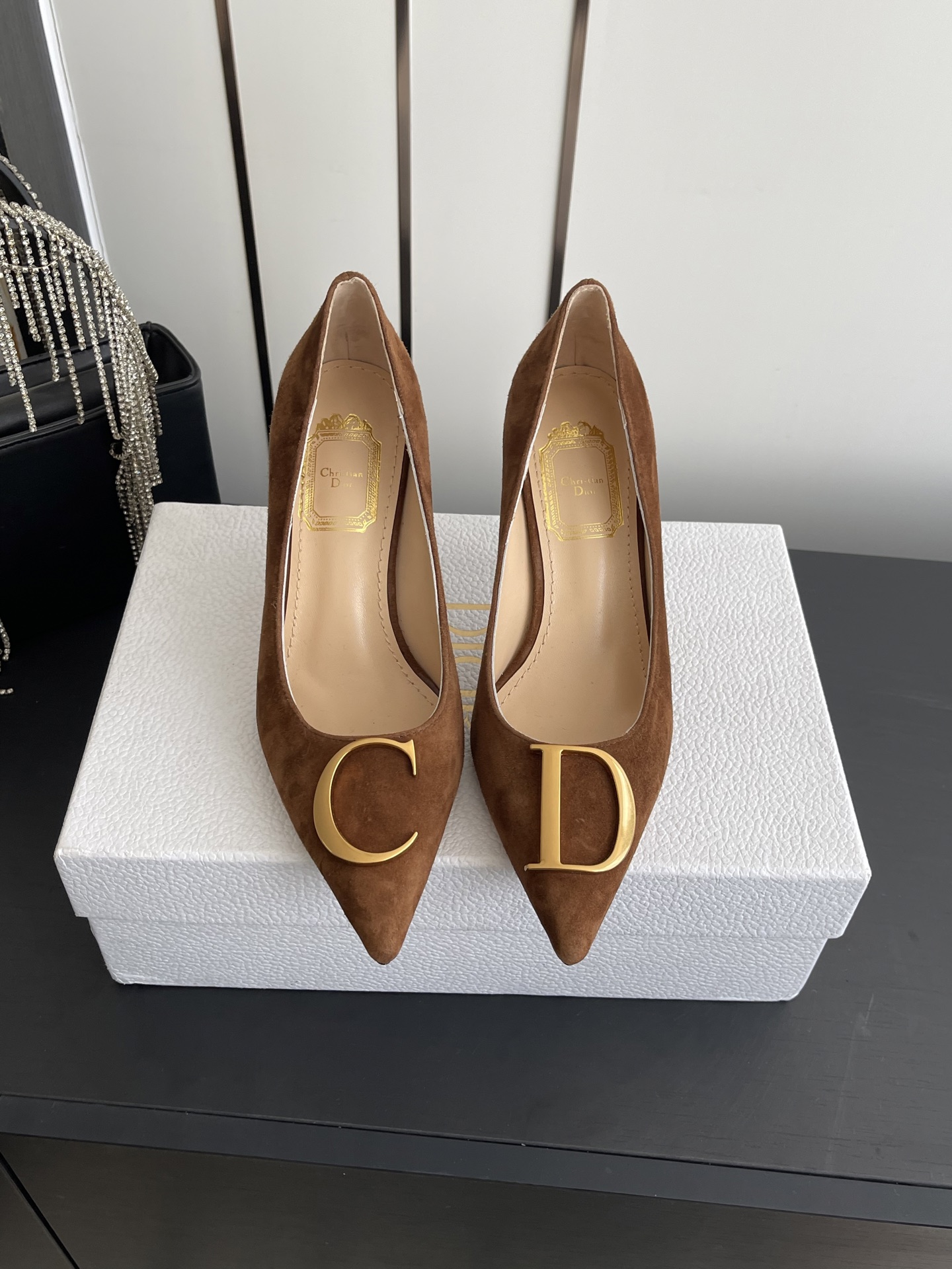 NO:747172,Dior Dior 2026 early spring catwalk new style C’est couture series jelly color high-heeled pointed-toe women’s shoes. The same style as the star’s CD letter logo hardware buckle stiletto shallow pumps. The top high-end version on the market. Material upper imported calfskin/imported sheepskin lining water-dyed sheepskin lining Italian genuine leather outsole original molded hardware buckle Heel height: 7.5CM Size 35-42 (40 41  42. Customized), high heels, dior, dior, high heels, cowhide, sheepskin, sheep, Leather soles19860909Dior 迪奥 2026早春走秀新款C’est高定系列果冻色高跟尖头女鞋 明星同款CD字母logo五金扣细跟浅口单鞋 市面顶级高端版本 材质鞋面进口小牛皮/进口羊猄皮 内里水染羊皮内里 意大利真皮大底 原版开模五金扣 跟高:7.5CM 码数35-42 (40 41 42.定做）,高跟鞋单鞋,dior,dior,high heels,cowhide,sheepskin,sheep,Leather soles,Women's Shoes