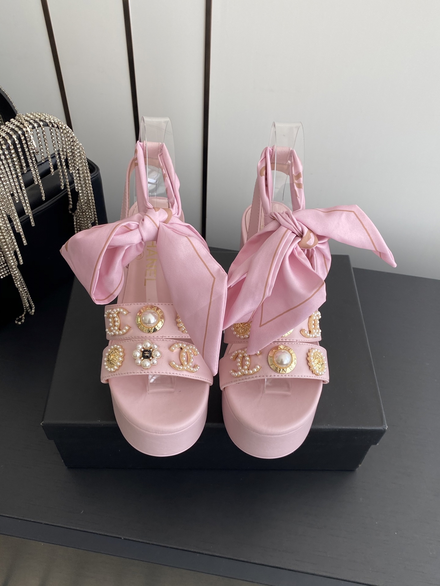 NO:749050,CHANEL Chanel's latest summer platform thick-heeled sandals. The upper is made of Yangjing embroidery. It feels comfortable on the feet. Fashionable and versatile. The upper is made of sheepskin (satin). The lining is mixed sheepskin. The outsole is original molded rubber outsole. Size: 35-41 (40.41 custom-made), high-heeled sandals, chanel, chanel, sandals, high heels, sheepskin, silk fabric, sheep19860909CHANEL 香奈儿 最新款夏季 防水台粗跟凉鞋 鞋面采用了羊京刺绣 脚感舒适 时尚百搭 鞋面进囗羊皮（绸缎） 内里混种羊皮 大底原版开模橡胶大底 码数: 35-41（40.41定做）,高跟鞋凉鞋,chanel,chanel,sandals,high heels,sheepskin,silk fabric,sheep,Women's Shoes