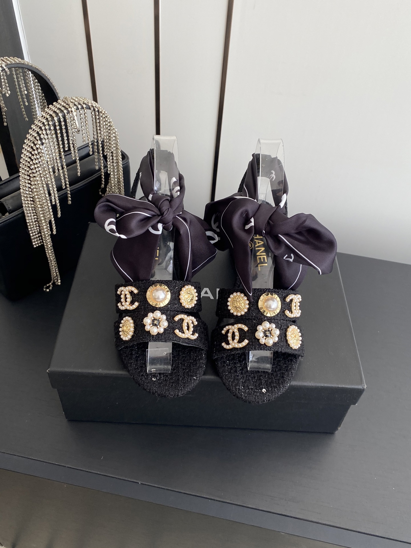 NO:749055,CHANEL Chanel's latest summer thick-heeled sandals. The upper is made of Yangjing embroidery. It feels comfortable on the feet. Fashionable and versatile. The upper is made of sheepskin (satin). The lining is mixed sheepskin. The outsole is original molded rubber outsole. Size: 35-41 (40.41 custom-made), high-heeled sandals, chanel, chanel, sandals, high heels, sheepskin, silk fabric, sheep.19860909CHANEL 香奈儿 最新款夏季 粗跟凉鞋 鞋面采用了羊京刺绣 脚感舒适 时尚百搭 鞋面进囗羊皮（绸缎） 内里混种羊皮 大底原版开模橡胶大底 码数: 35-41（40.41定做）,高跟鞋凉鞋,chanel,chanel,sandals,high heels,sheepskin,silk fabric,sheep,Women's Shoes