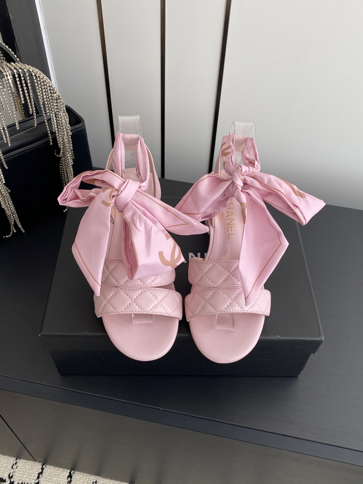 NO:749060,CHANEL Chanel's latest summer platform thick-heeled sandals. The upper is made of Yangjing embroidery. It feels comfortable on the feet. Fashionable and versatile. The upper is made of sheepskin (satin). The lining is mixed sheepskin. The outsole is original molded rubber outsole. Size: 35-41 (40 41 customized), high-heeled sandals, chanel, chanel, sandals, high heels, sheepskin, silk fabric, sheep19860909CHANEL香奈儿 最新款夏季 防水台粗跟凉鞋 鞋面采用了羊京刺绣 脚感舒适 时尚百搭 鞋面进囗羊皮（绸缎） 内里混种羊皮 大底原版开模橡胶大底 码数: 35-41（40 41定做）,高跟鞋凉鞋,chanel,chanel,sandals,high heels,sheepskin,silk fabric,sheep,Women's Shoes