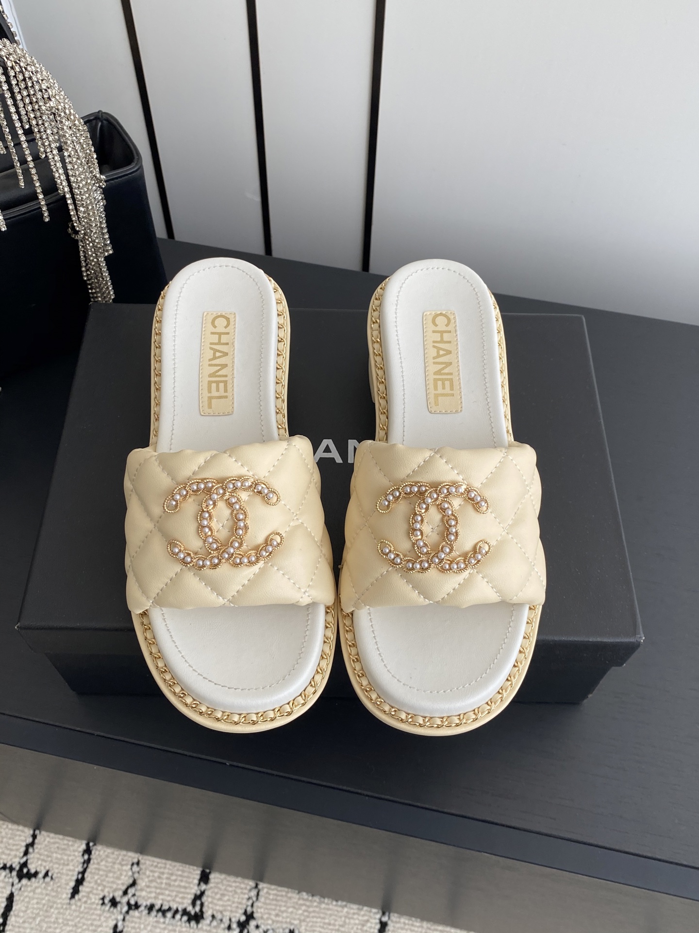 NO:749045,CHANEL Chanel's latest chain, pearl sandals, worn by many celebrities and Internet celebrities, a versatile series popularized by domestic and foreign bloggers, a must-have for spring and summer wardrobe, upper sheepskin, lining imported crystal sheepskin lining, outsole, original molded custom leather outsole, size: 35-39 (customized at 40.41), slippers, chanel, chanel, slippers, sheepskin, Leather soles19860909CHANEL香奈儿 最新款链条 珍珠凉拖 众多明星网红上脚 国内外博主刷爆的一个百搭系列 春夏衣橱搭配必备 鞋面羊皮 内里进口水晶羊皮内里 大底原版开模定制真皮大底 码数: 35-39（40.41定做）,拖鞋,chanel,chanel,slippers,sheepskin,Leather soles,Women's Shoes