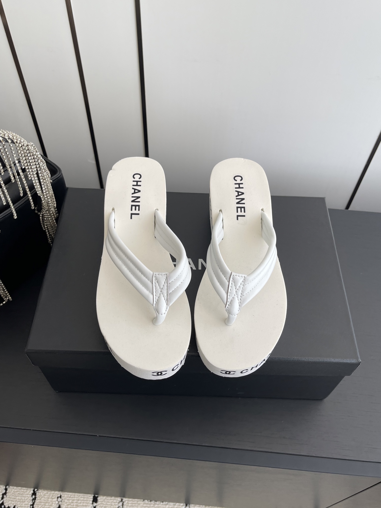 NO:749040,CHANEL Xiaoxiang 26ss spring and summer popular platform sandals series... must-have slippers in this IN era... CHANEL platform flip-flops, imported EVA rubber and plastic, rocking anti-slip thick soles, the new dark horse item for summer 2026, fashion bloggers at home and abroad have shown off their feet, popular on social platforms at home and abroad, fashionistas must invest, spend a lot of money to create ingenious craftsmanship, and accurately restore every detail...  Original open mold EVA rubber and plastic one-piece upper, code number 36-39 (customized 40 41 42), split-toe shoes, chanel, slippers19860909CHANEL 小香 26ss春夏爆款松糕凉拖系列… 在这个IN时代必备的拖鞋… CHANEL松糕夹趾人字拖,进口EVA橡塑,摇摇防滑厚底 2026夏季新款黑马单品,海内外时尚博主纷纷上脚大秀,火遍海内外社交平台,时尚达人必入款,重金开模打造 匠心工艺,精准还原每个细节…… 鞋面原版开模EVA橡塑一体成型 码数36-39（40 41 42订做）,分趾鞋,chanel,slippers,Women's Shoes