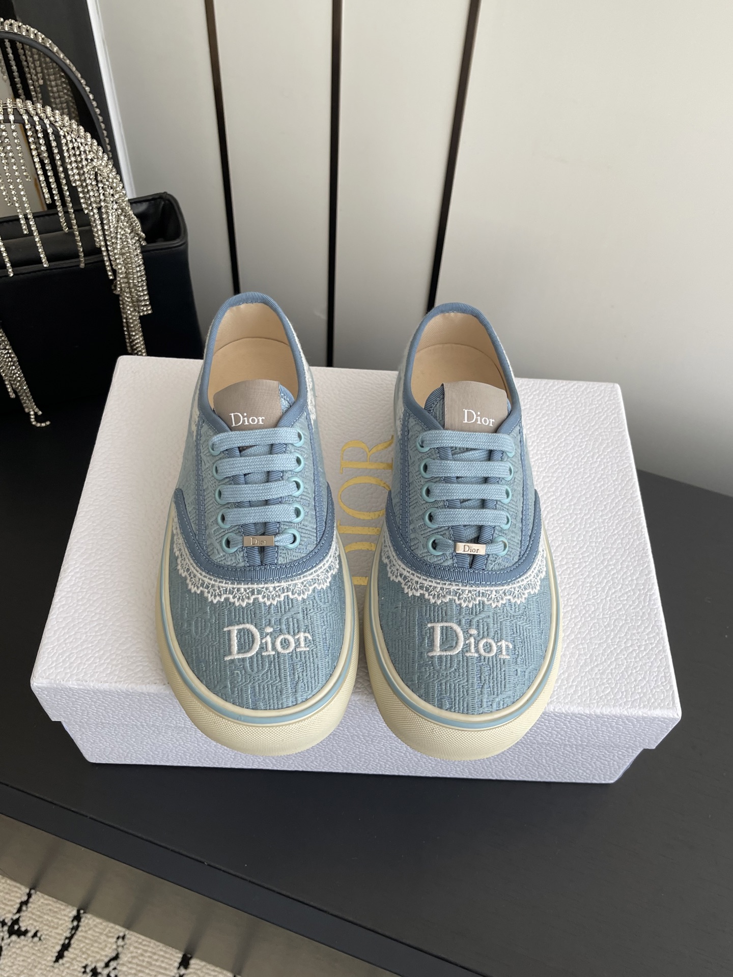 NO:749035,Top version Dior Saltwind series Retro Presbyopia Lace Canvas Shoes Casual Sneakers Sneakers This Dior Saltwind sneaker designed by Jonathan Anderson is fashionable and chic. It is a new interpretation of the classic nautical style shoe. It is decorated with Oblique printing and embellished with white lace to enhance the style. It is equipped with a round toe and grosgrain topstitch details. It is unique. The style is light and comfortable. It is a new classic item of Dior. It can be matched with various men's or women's looks.  Shows fashionable and simple style. Original customized high-density canvas material. Customized high-density canvas material inside. Original open-molded anti-slip rubber material (two-color outsole). Bottom thickness 3.5CM. Size: 35-41 (41 customized), casual shoes/sports shoes, dior, dior, sneakers.19860909顶级版本 Dior 迪奥 Saltwind 系列 复古 老花 蕾丝 帆布鞋 休闲 运动鞋 板鞋 这款乔纳森·安德森 (Jonathan Anderson) 设计的 Dior Saltwind 运动鞋时尚别致 全新演绎经典航海风鞋款 饰以 Oblique 印花 点缀以白色蕾丝提升格调 搭配圆形鞋头和罗缎缉面线细节 别具一格 款式轻盈舒适 是 Dior 的全新经典单品 可与各式男装或女装造型搭配 彰显时尚简约的风范 原版定制高密度帆布材质 内里定制高密度帆布 原版开模防滑橡胶材质（双色大底） 底厚3.5CM 码数 : 35-41（41定做）,休闲鞋/运动鞋,dior,dior,sneakers,Women's Shoes