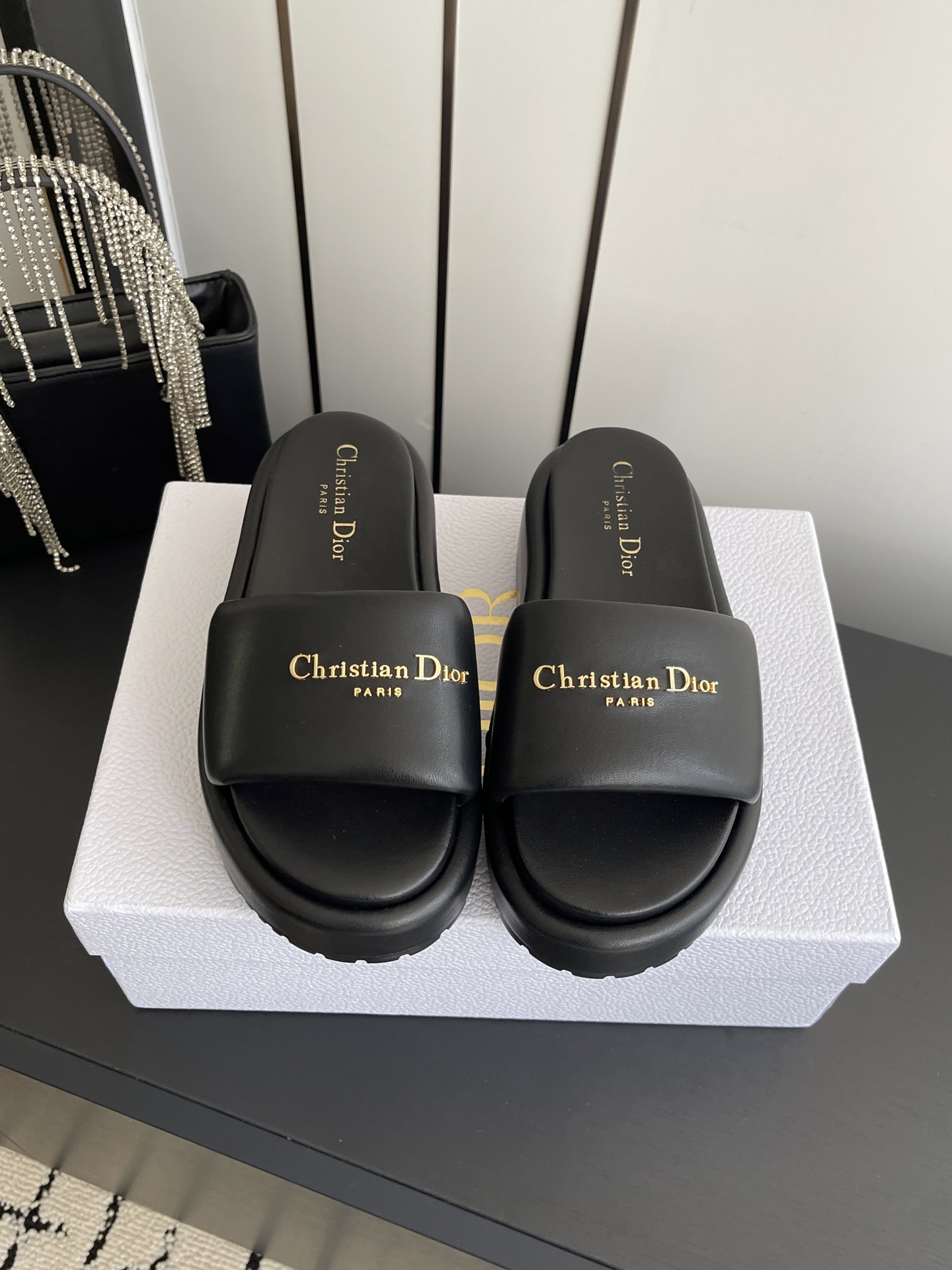 NO:749030,Dior Dior's latest 2026 spring and summer thick-soled sandals are a must-have in summer. The original last shape has been adjusted N times. This shoe is absolutely full of vintage style. The thick-soled design is a well-designed height-increasing artifact. Logo hardware buckle embellishment gives a sense of brand. Imported calfskin upper, mixed sheepskin lining, original molded outsole, size 35-41 (40)  41 customized), slippers and sandals, dior, dior, sandals, slippers, cowhide, sheepskin19860909Dior 迪奥 2026春夏最新款 厚底凉拖 夏天必备 原版楦型调试N次 这款上脚绝对Vintage复古风味十足 厚底设计妥妥的增高神器 logo五金扣点缀 品牌感拉满 鞋面进口小牛皮 内里混种羊皮 原版开模大底 码数35-41(40 41定做）,拖鞋凉鞋,dior,dior,sandals,slippers,cowhide,sheepskin,Women's Shoes