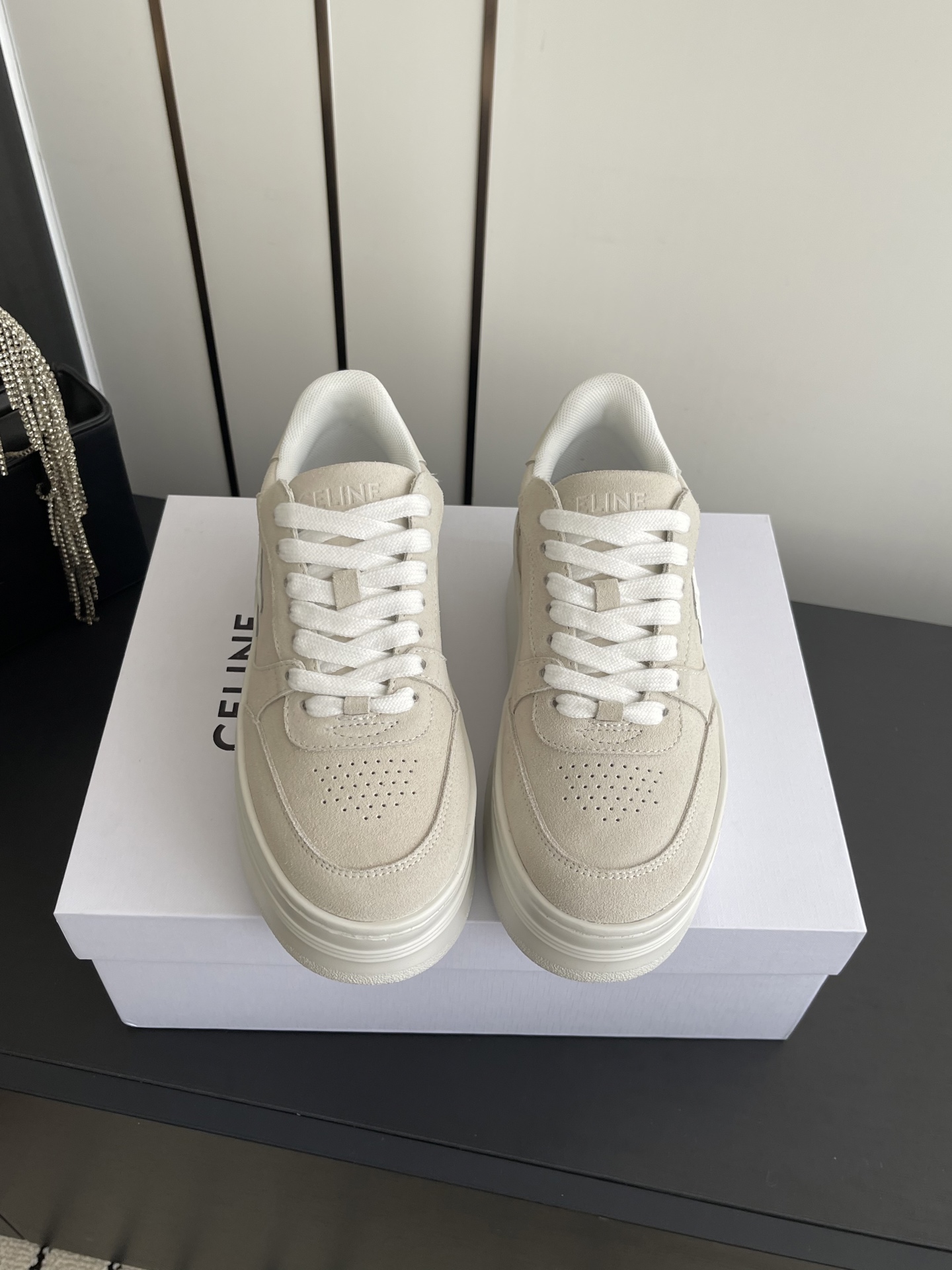 NO:749025,CELINE Celine 26ss latest model, catwalk style casual shoes, thick-soled sports shoes. This season's sports casual shoes are refreshing in terms of last shape and partition splicing. The front and rear brand LOGO echoes, and the outsole is clearly embellished with Celine letters. All of them highlight the brand elements, the upper is cowhide, and the TPU private model outsole  Size 35-41 (40.41 customized), casual shoes/sports shoes, celine, celine, sneakers, cowhide19860909CELINE 赛琳 26ss最新款 走秀款休闲鞋 厚底运动鞋 这一季运动休闲鞋无论从楦型的轮廓 隔板的拼接都让人耳目一新 前后品牌LOGO相呼应、大底边位明显Celine字母点缀 无不彰显品牌元素、鞋面牛皮、TPU私模大底 码数35-41（40.41定做）,休闲鞋/运动鞋,celine,celine,sneakers,cowhide,Women's Shoes