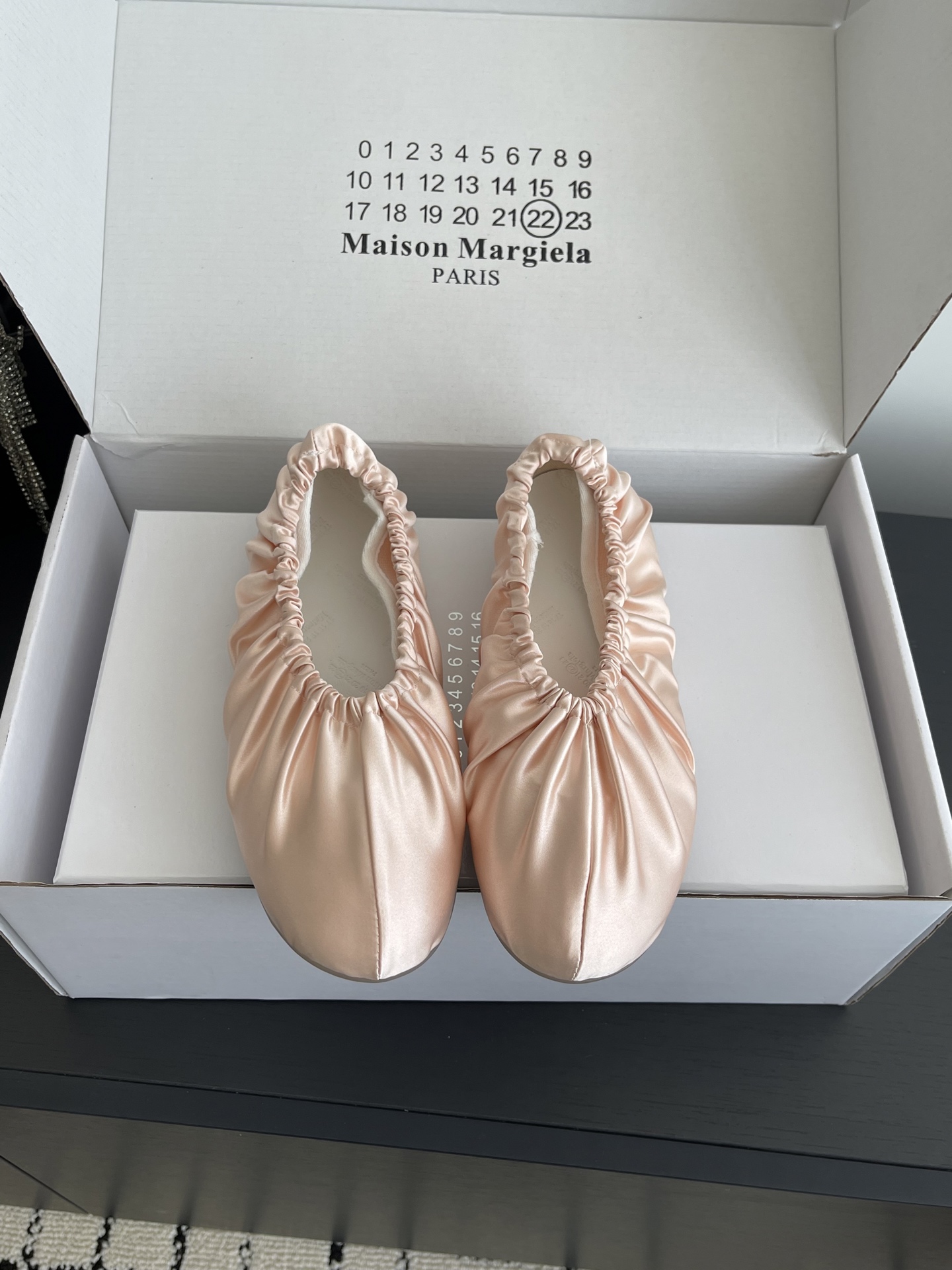 NO:757916,Maison Margiela 2026 spring and summer new classic pleated ballet shoes. The shoes adopt the iconic pleat design and have elastic elastic bands at the shoe openings to form a 'shoe cover' effect. They are Margiela's most recognizable ballet flat shoe style. The upper material is soft lambskin with mesh, which has a delicate touch and is comfortable on the feet. It is in line with the brand's design philosophy of 'relaxation' and 'minimalist aesthetics'.  The classic and versatile round-toe shallow-mouth design is suitable for matching with skirts, jeans, wide-leg pants, etc., suitable for commuting or leisure scenes. The high-comfort glass rubber outsole and soft-soled design are light for walking and not easy to fatigue when worn for a long time. This is a high-end fashion item with both design and practicality. It is the representative work of Margiela's iconic 'shoe overshoes' series and is deeply loved by fashion enthusiasts. Size 35-41 (40.41 custom-made), ballet shoes, masion  margiela,flats,skirts,jeans,sheepskin19860909Maison Margiela 马吉拉 2026春夏新款 经典褶皱芭蕾舞鞋,鞋款采用标志性的 褶皱设计,鞋口处有弹性松紧带,形成“鞋套”效果,是马吉拉最具辨识度的芭蕾平底鞋款式. 鞋面材质为柔软小羊皮配网布、触感细腻,上脚舒适,符合品牌“松弛感”与“极简美学”的设计哲学. 经典百搭圆头浅口设计,适合搭配裙装、牛仔裤、阔腿裤等,通勤或休闲场景皆宜. 舒适度高玻璃胶大底软底设计,行走轻盈,长时间穿着不易疲劳. 这是一款兼具设计感与实用性的高端时尚单品,是马吉拉标志性“鞋套鞋”系列的代表作,深受时尚爱好者喜爱. 码数35-41（40.41订做）,芭蕾舞鞋,masion margiela,flats,skirts,jeans,sheepskin,Women's Shoes