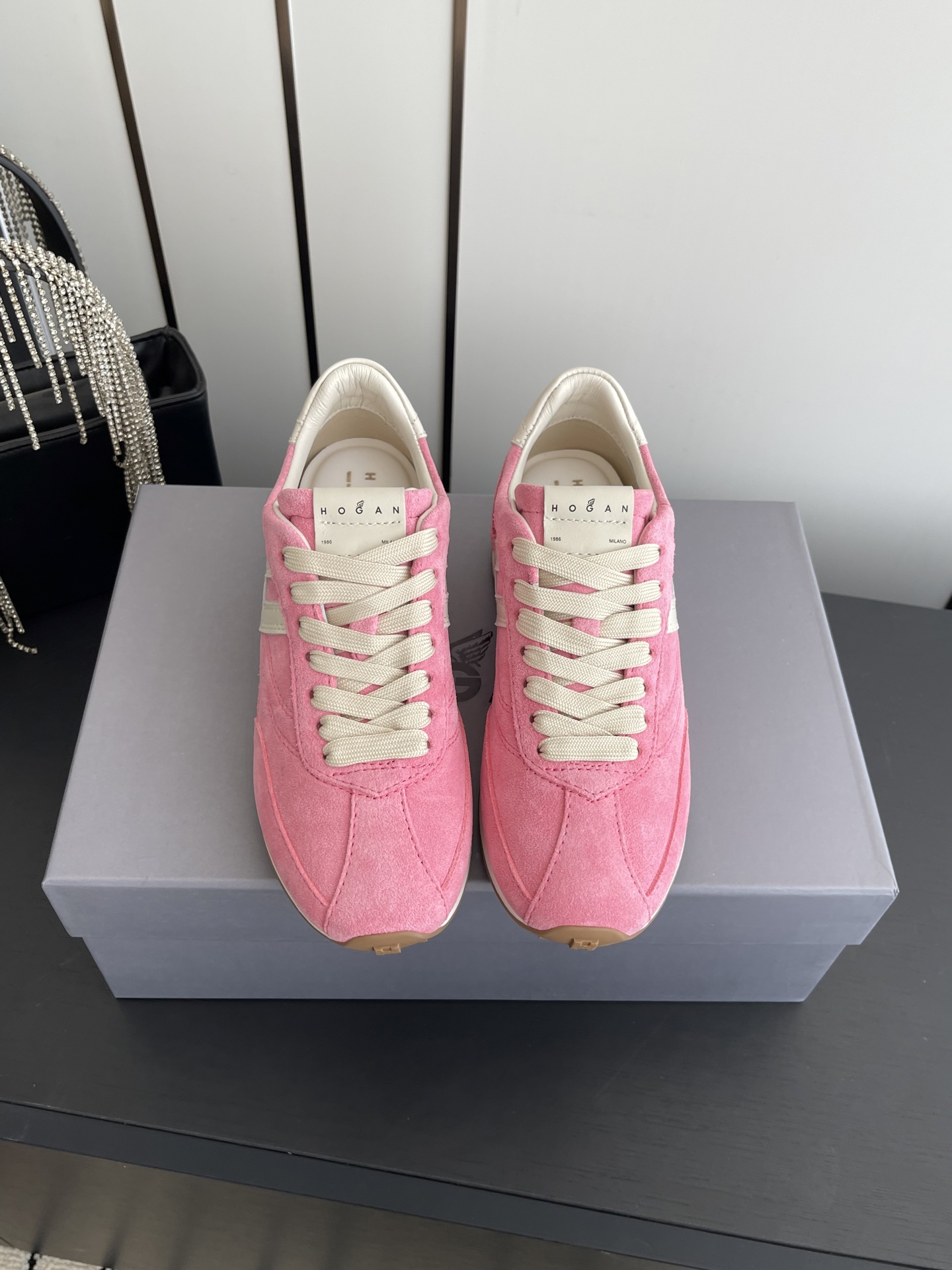 NO:757889,HOGAN Hogan's latest Athletic Runner series thick-soled casual sneakers. This sports casual shoe is lightweight and dynamic. It draws inspiration from HOGAN's previous works. It pays tribute to retro sports style and interprets sprint sports style. It combines soft upper and retro style outsole. The fabric is original custom-made imported first-layer cowhide. The inner lining is original imported breathable mesh. The sole is made of original open-molded non-slip TPU material. The sole thickness is increased by 3CM.  Size 35-40 (40 customized), casual shoes/sports shoes, hogan, sneakers, cowhide19860909HOGAN霍根 最新Athletic Runner系列 厚底 休闲 运动鞋 这款运动休闲鞋轻量动感,从HOGAN往期作品汲取灵感,致敬复古运动风,演绎短跑运动风尚,融合柔软鞋面与复古风外底 面料原版定制进口头层牛皮 内里原版进口透气网里 鞋底原版开模防滑TPU材质 底厚增高3CM 码数35-40（40订做）,休闲鞋/运动鞋,hogan,sneakers,cowhide,Women's Shoes