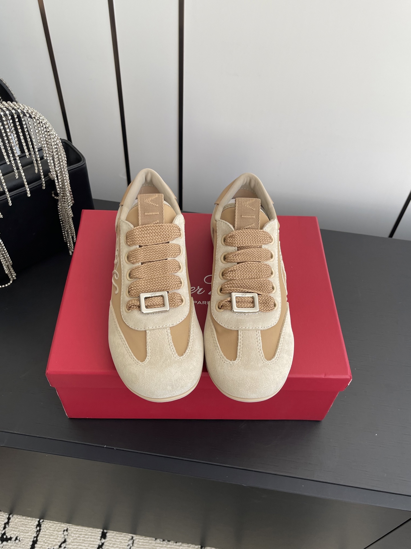 NO:757903,Roger vivor RV 25ss latest moral training casual shoes casual moral training shoes. Baozi who pays attention to comfort must keep this one!  Dongguan-made version, original development, one-to-one version counter, one-to-one detail processing counter. Classic and simple style design, versatile and not picky, delicate on the feet, light and soft, beauty and strength coexist!  Close your eyes and watch the versatile commuting colors synchronized on the official website!  Both the foot feel and appearance are top-notch. The Oxford soft outsole is light and soft, strong in toughness, soft, lightweight, non-slip and wear-resistant. The hemming at the shoe mouth further ensures the comfort of the foot and does not scratch the feet!  Upper imported silk/imported suede, lining sheepskin foot pads, rubber outsole, size 35-40 (customized for 40), casual shoes/sports shoes, roger vivor, sneakers, sheepskin, real silk, chamois leather19860909Roger vivier Rv 25ss 最新德训休闲鞋 休闲德训鞋 注重舒适度的宝子一定要留这款！莞产版本,原版开发,版型专柜一比一,细节处理专柜一比一 经典简约的款式设计,百搭不挑人,上脚秀气,轻盈柔软,美貌与实力并存！官网同步的百搭通勤配色闭眼收！ 无论脚感还是颜值都是天花板的存在,又轻又软牛津软大底,韧性强 柔软 轻便防滑耐磨,鞋口包边进一步保证上脚舒适感,不磨脚！ 鞋面进口真丝/进口麂皮 内里羊皮垫脚 大底橡胶大底 码数35-40（40订做）,休闲鞋/运动鞋,roger vivier,sneakers,sheepskin,real silk,chamois leather,Women's Shoes