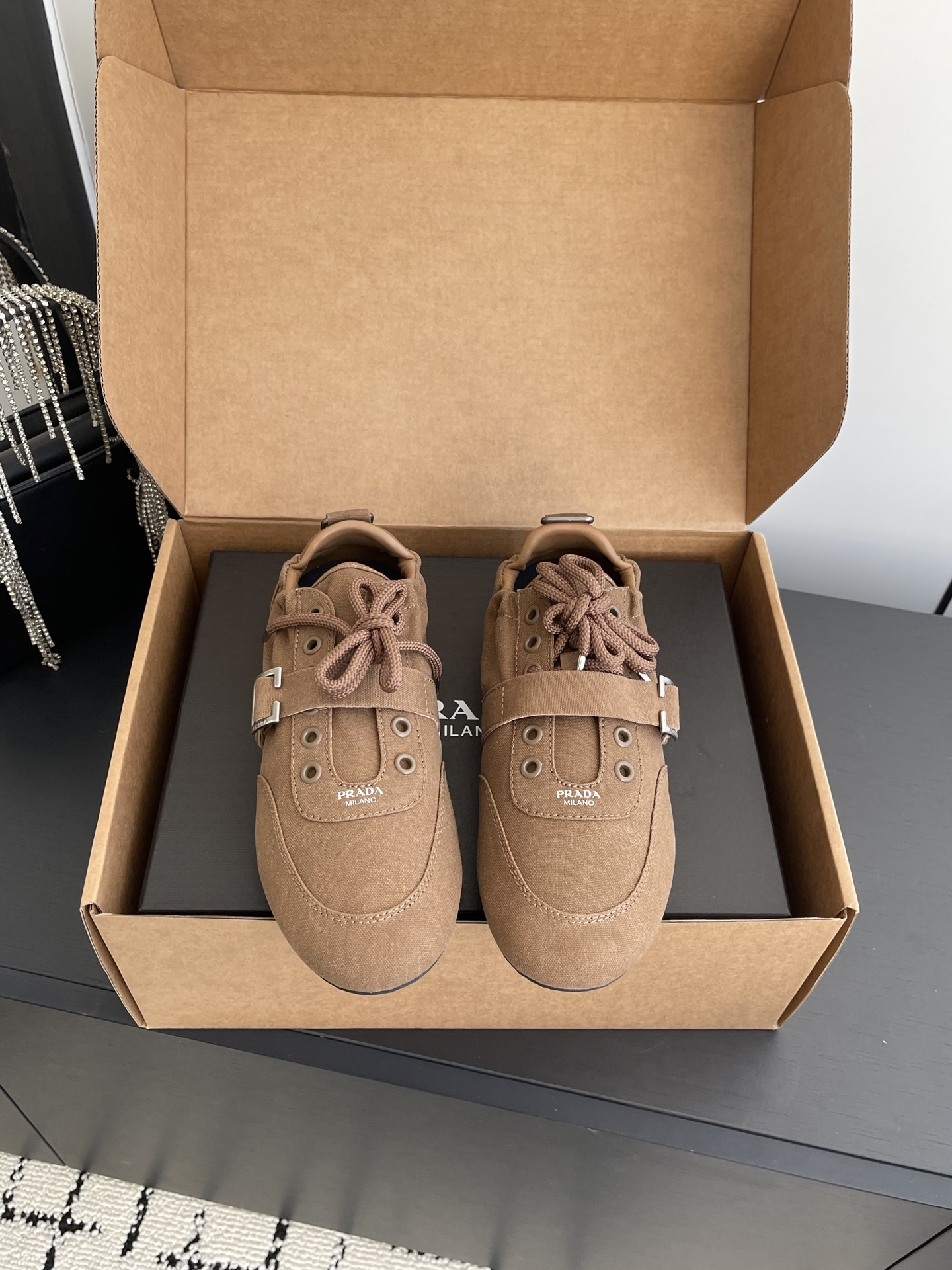 NO:757910,Prada 26ss new spring and summer moral training shoes and casual shoes are made with precision, even stitching, the texture of the original molded fabric is clearly visible, multi-color splicing, fashionable and elegant, soft, comfortable and breathable, decorated with PRADA letter logo on the outside, with fabric lining, silver logo cowhide foot pads, and P family's exclusive rubber outsole. The details are carefully crafted, making it a versatile item for travel!  The upper is made of original imported fabric, the inner lining is sheepskin, the sole is original custom-made rubber outsole, size 35-40 (custom-made for 40), casual shoes/sports shoes, prada, prada, sneakers, cowhide, sheepskin19860909Prada 普拉达 26ss春夏新款 德训鞋 休闲鞋 精工制造,缝线均匀,原版开模布料质感一览无余,多色拼接,时尚大方,柔软舒适透气,外侧饰有PRADA字母徽标 搭配织物内里,烫银logo牛皮脚垫,搭配P家专属橡胶大底,细节精工细作,出行百搭佳品！ 鞋面采用原版进口布料开模 内里垫脚羊皮 鞋底原版定制橡胶大底 码数35-40（40订做）,休闲鞋/运动鞋,prada,prada,sneakers,cowhide,sheepskin,Women's Shoes