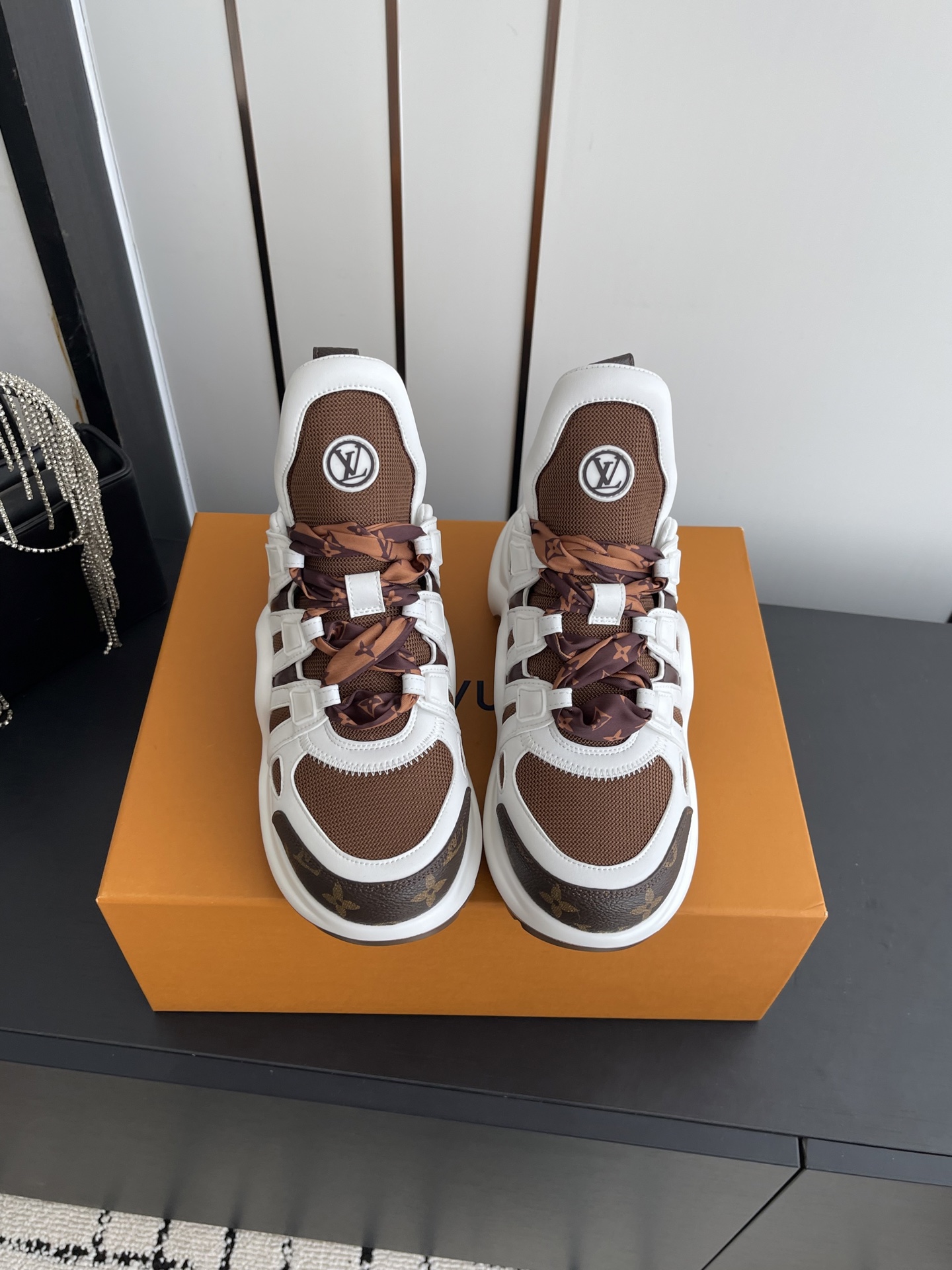 NO:788115,Louis Vuitton Louis Vuit arch sole casual thick-soled lace-up dad shoes, top version. This IV adopts an eye-catching wavy sole and large tongue. It is equipped with a sporty super-elastic style rubber outsole, which is full of attention. It is combined with a soft elastic upper made of a variety of high-tech fabrics, making the upper foot comfortable and soft!  Size 35-40 (40 customized), dad shoes, louis vuitton, louis vuitton19860909Louis Vuitton 路易威拱桥底休闲厚底系带老爹鞋 顶级版本 此款IV采用抢眼的波浪形鞋底和大型鞋舌,搭载运动气息十足的超弹性风格橡胶外底,注目度十足,再配合上由多种高科技布料打造柔软弹力鞋面,上脚舒适柔软！ 码数35-40（40订做）,老爹鞋,louis vuitton,louis vuitton,Women's Shoes