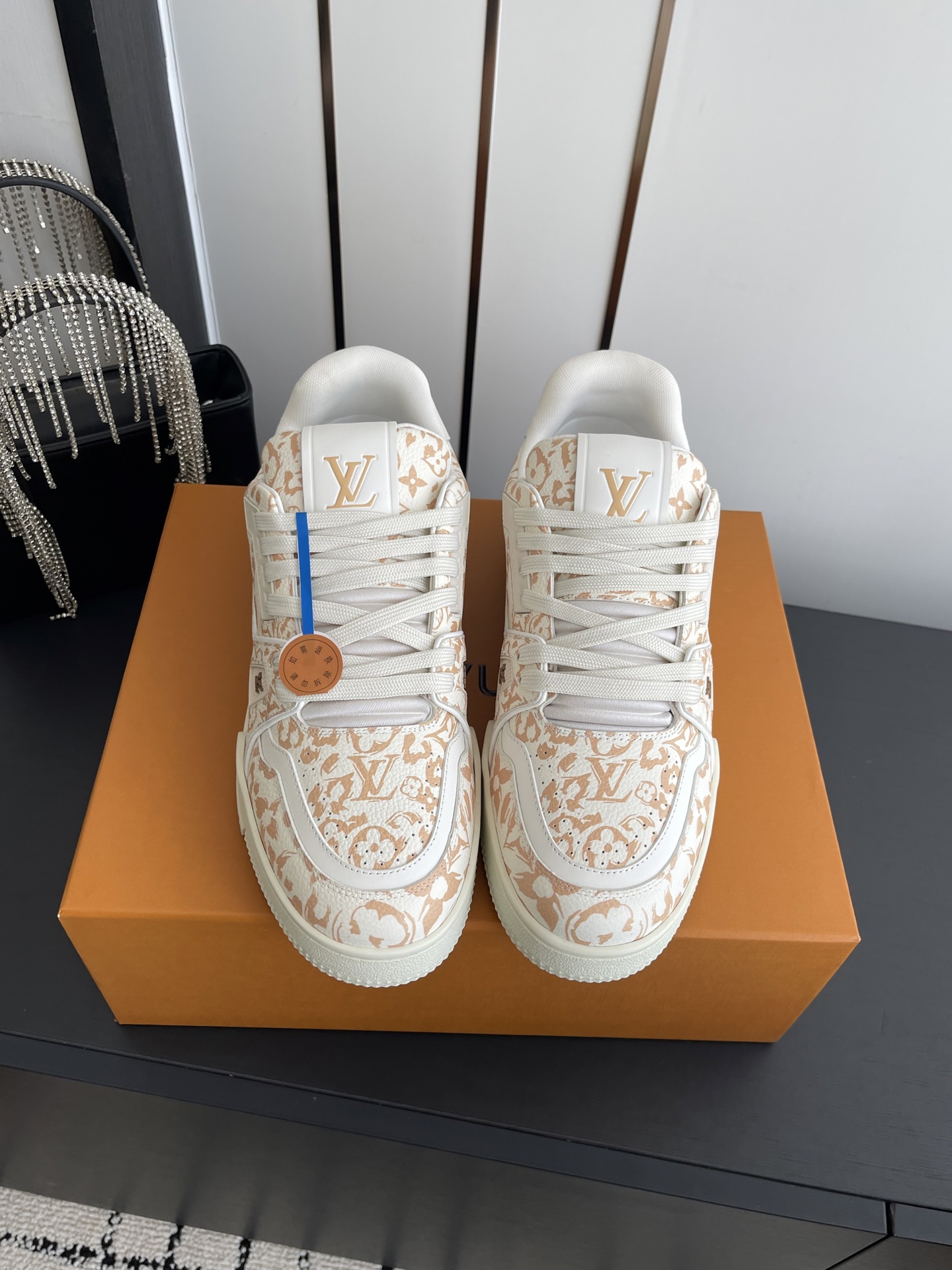 NO:788130,Louis Vuitton LV TARINE Louis Vuitton sneakers, skate shoes, couple models. Original purchase, development, production. This LV Trainer sneaker is made of cow leather to shape the complex upper, which requires hours of ingenious sewing to complete. The classic configuration is from the hands of Virgil Abloh, showing the inspiration of retro basketball shoes. The fabric is original custom-made first-layer cowhide. The lining is original custom-made breathable mesh lining. The original open-molded two-color TPU combination outsole.  Size 35-44, casual shoes/sports shoes, louis vuitton, louis vuitton, louis vuitton, sneakers, cowhide19860909Louis Vuitton LV TARINE路易威登 运动鞋 滑板鞋 情侣款 原版购入开发 做货 本款LV Trainer 运动鞋选用牛皮革塑造繁复鞋面,需要数小时的匠心缝制方可完成.经典构型出自 Virgil Abloh 之手,展现复古篮球鞋的灵感启发 面料原版定制头层牛皮 内里原版定制透气网里 原版开模双色TPU组合大底 码数35-44,休闲鞋/运动鞋,louis vuitton,louis vuitton,louis vuitton,sneakers,cowhide,Women's Shoes