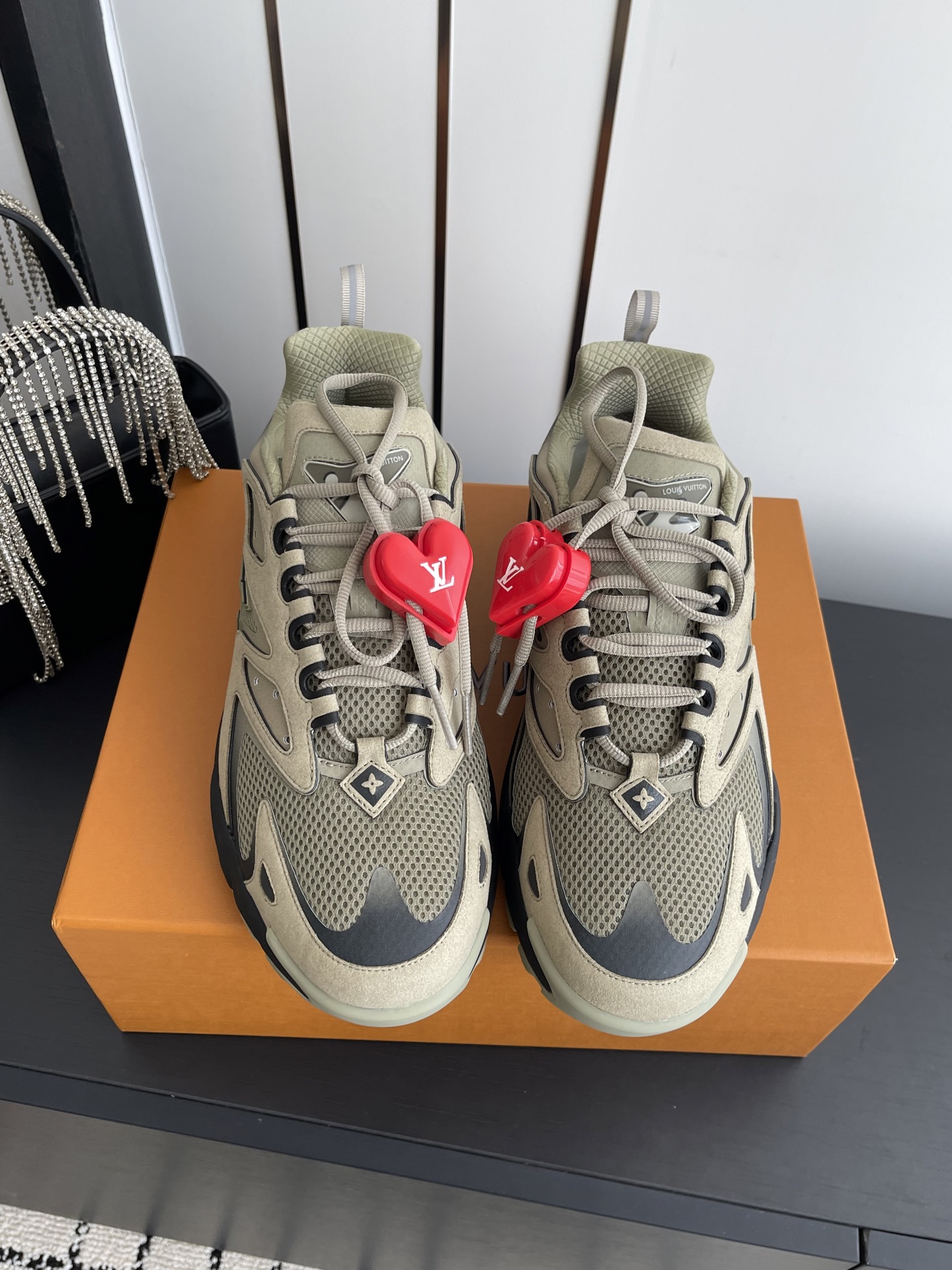 NO:788132,Accessories 60 Louis Vuitton LV Runner Tatic Sneaker 2026 spring and summer latest sneakers, dad shoes, suede made of mixed mesh fabric and cow leather, continuing the design essence of running shoes, making an eye-catching appearance in Louis Vuit's spring and summer show.  46 (customized), casual shoes/sports shoes, louis vuitton, louis vuitton, louis vuitton, sneakers, cowhide, chamois leather19860909配饰60 Louis Vuitton LV Runner Tatic Sneaker 2026春夏最新款 运动鞋 老爹鞋 混合网格织物和牛皮革制成的麂皮 延续跑鞋的设计精髓 瞩目亮相路易威 春夏秀场 L V字母和 monogram 花卉点缀侧面 加衬鞋领和科技内衬更添舒适 脚感轻盈舒适 鲜艳色彩点亮春夏搭配码数39-45（45 46定做）,休闲鞋/运动鞋,louis vuitton,louis vuitton,louis vuitton,sneakers,cowhide,chamois leather,Women's Shoes