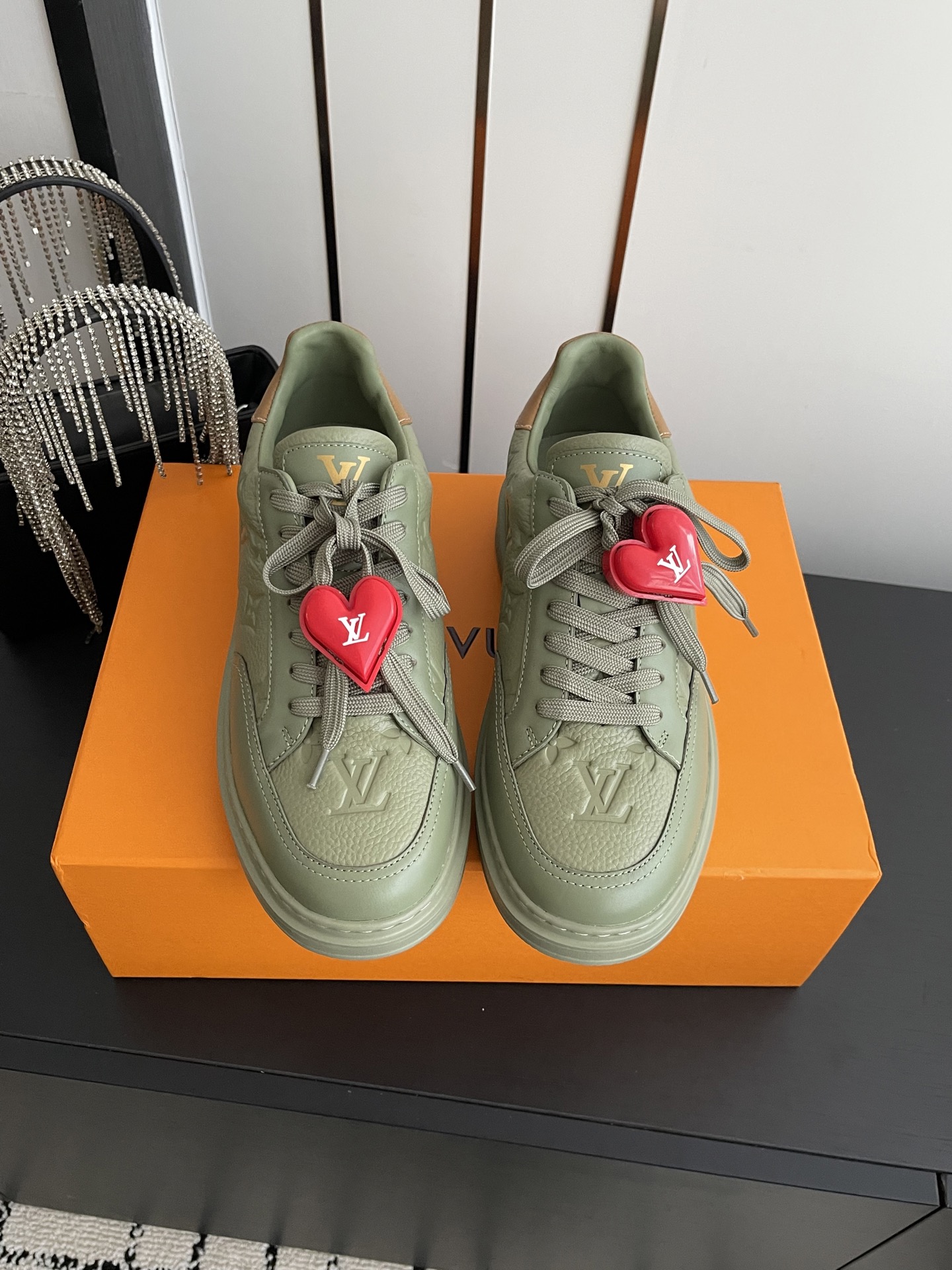 NO:788126,Accessories 60 Louis Vuitton Louis Vuitton BEVERLY HILLS sneakers Casual shoes Beverly Hills sneakers are renovated with modern touches. The mirrored cow leather is painted with a miniature Monogram pattern. The thick and lightweight rubber outsole provides a comfortable experience. It is embellished with the Louis Vuitton logo. It complements the LV letters on the tongue. Monogram mirrored cowhide laces. Louis Vuitton elements. The rubber outsole is embellished with the Louis Vuitton logo.  Size 39-45, casual shoes/sports shoes, louis vuitton, louis vuitton, louis vuitton, sneakers, cowhide19860909配饰60 Louis Vuitton 路易威登 BEVERLY HILLS运动鞋 休闲鞋 Beverly Hills 运动鞋以摩登笔触焕新设计 为镜面牛皮革描绘袖珍 Monogram 图案 厚实而轻盈的橡胶外底实现舒适体验 其上点缀路易威登标识 与鞋舌的 LV 字母相得益彰 Monogram 镜面牛皮革 鞋带 路易威登元素 橡胶外底点缀路易威登标识 码数39-45,休闲鞋/运动鞋,louis vuitton,louis vuitton,louis vuitton,sneakers,cowhide,Women's Shoes