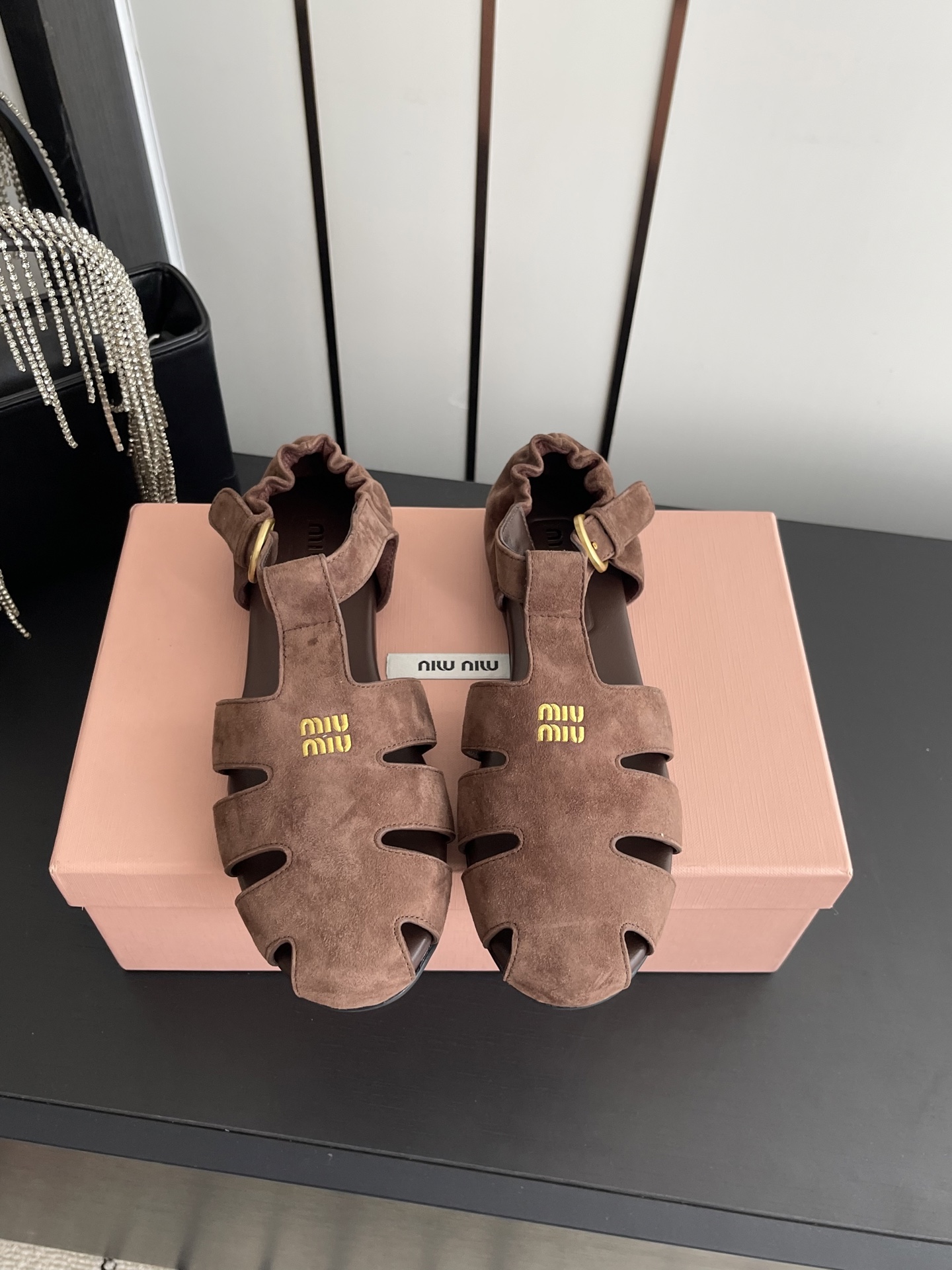 NO:788122,Miu Miu 26ss new early spring Roman sandals. The soft sheepskin wraps your feet, like being supported by gentle clouds, and your feet will not feel stuffy when walking all day long. The hollow woven design welds a retro feel and a girly feel to the feet. When paired with jeans or a small skirt, it has its own lazy filter, and it will look like a pictorial when you step on it.  Hollow weave design + heel pleat details, retro and slimming, pairing with jeans is casual American style, matching with small skirt is gentle Korean style, you can wear it with your eyes closed in early autumn. Sheepskin upper/sheepskin lining, rubber outsole, size 35-41 (40 41 customized), sandals, miumiu, sandals, skirts, jeans, sheepskin, sheep19860909Miu Miu 谬谬 26ss 早春新款罗马凉鞋 软乎乎的羊皮包裹双脚,像被温柔云朵托住,走路一整天都不闷脚.镂空编织设计,把复古感和少女感焊在脚上,搭配牛仔裤、小裙子都自带慵懒滤镜,随便踩踩都是画报感. 镂空编织设计+后跟褶皱细节,复古又显脚瘦,搭配牛仔裤是随性美式,配小裙子是温柔韩系,早秋穿搭闭眼入都不出错. 鞋面羊皮/羊京 内里羊皮 大底橡胶大底 码数35-41（40 41订做）,凉鞋,miumiu,sandals,skirts,jeans,sheepskin,sheep,Women's Shoes