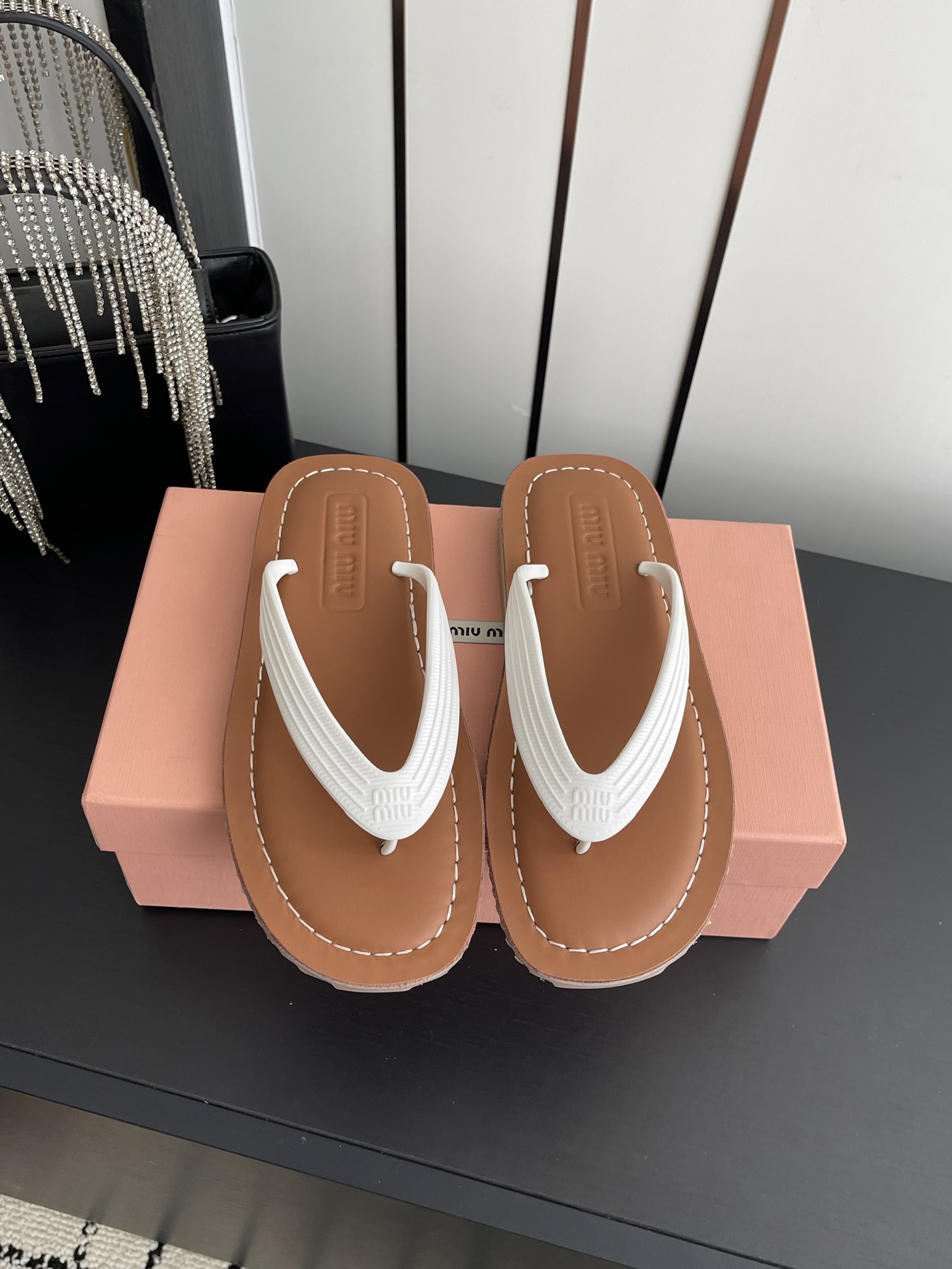 NO:788120,Miu Miu 26ss spring and summer catwalk style flip-flops, the latest style flip-flops with logo, women's summer slippers, made of full-body cowhide material, soft and soft on the feet, skin-friendly, soft and comfortable, gorgeous craftsmanship creates exquisite three-dimensional texture, reinterpreting the classic aesthetics of sandals. The iconic metal lettering logo decorates the upper, adding a distinctive style, the leather sole and covered heel design make you walk comfortably  Imported fetal cowhide upper, full sheepskin lining, original molded outsole, size 35-40 (customized for 40), split-toe shoes, miumiu, sandals, slippers, cowhide, sheepskin19860909Miu Miu 谬谬 26ss 春夏季走秀款 夹趾凉鞋 最新款 夹趾徽标 女士夏季拖鞋 ,全胎牛皮 材质 ,上脚软软绵绵的 , 亲肤柔软舒适 ,华美工艺营造精致的立体纹理质感,重释凉鞋的经典美学 标志性的金属刻字徽标装点鞋面,平添鲜明格调,皮革鞋底与包覆式鞋跟设计令人舒心起行 鞋面进口胎牛皮 内里垫脚全羊皮 大底原版开模大底 码数35-40（40订做）,分趾鞋,miumiu,sandals,slippers,cowhide,sheepskin,Women's Shoes