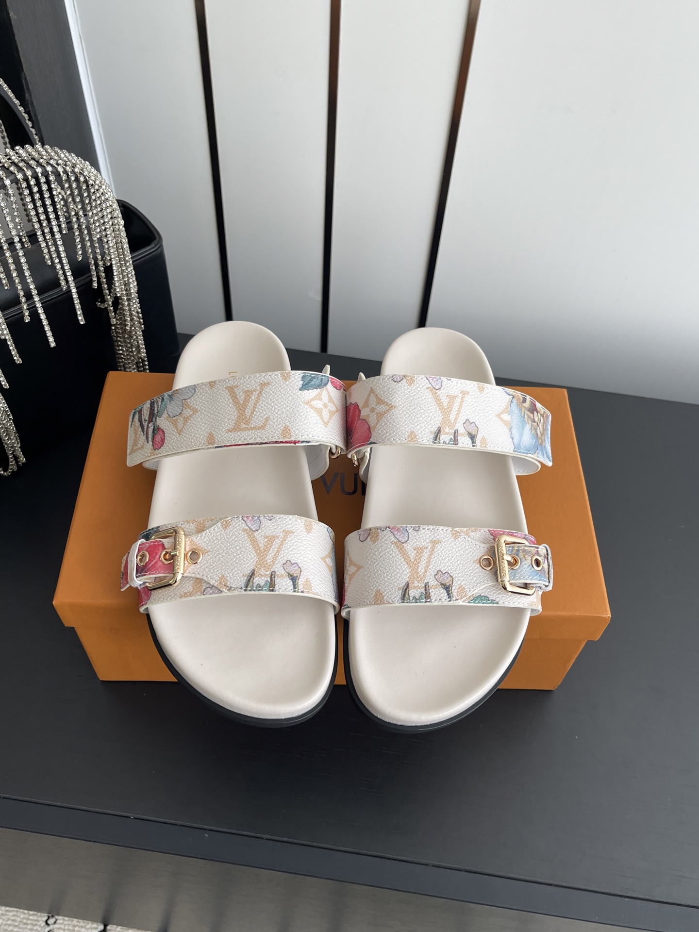 NO:788124,Louis Vuitton Louis Vuitton's latest spring and summer style slippers with adjustable elastic buckle design, full of beach style, original molded LV metal logo decorated upper cowhide, custom imported jacquard fabric/original presbyopic leather, water-dyed sheepskin lining three-layer combination outsole (water platform + wear-resistant velvet + rubber sole), size 35-40 (40 custom-made), slippers, louis vuitton, louis vuitton, louis  vuitton,slippers,cowhide,sheepskin19860909Louis Vuitton 路易威登 春夏最新款 拖鞋皮带扣子可调松紧的设计 满满的沙滩风情 原版开模LV金属logo装饰鞋面牛皮 定制进口提花布料/原版老花皮料 水染羊皮内里三层组合大底 (水台+耐磨绒+橡胶底) 码数35-40（40定做）,拖鞋,louis vuitton,louis vuitton,louis vuitton,slippers,cowhide,sheepskin,Women's Shoes