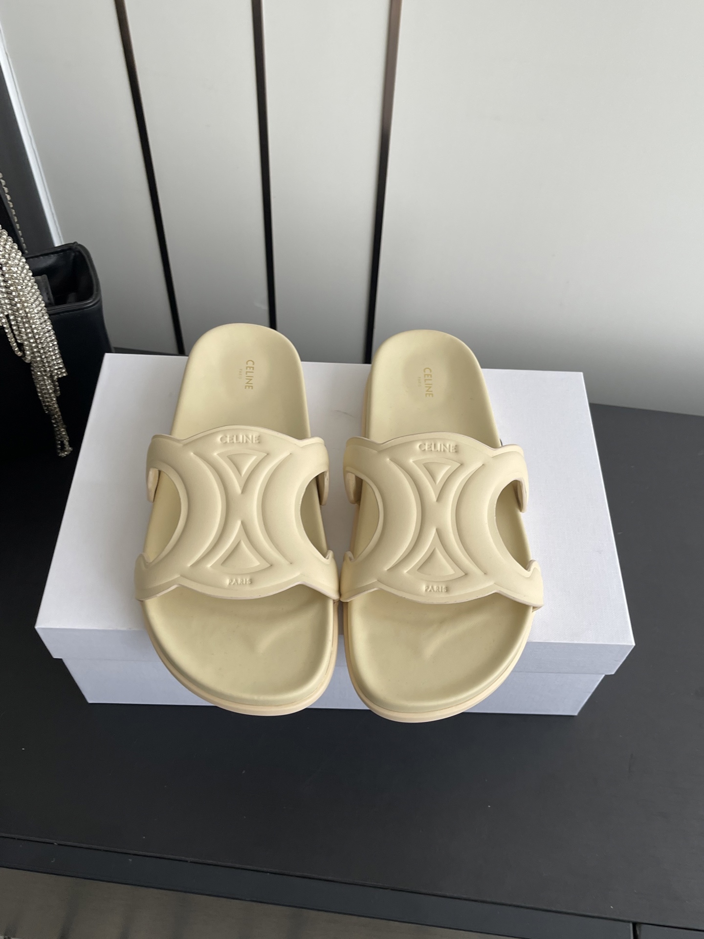 NO:788118,CELINE Celine 2026ss new retro flat slippers for spring and summer. Full of high-end. Internet celebrity ins planting tool, very retro style, full of aura. The design style is very novel, high-end and very comfortable. The original version is customized one to one. The embossed Celine logo highlights the brand charm. The cowhide fabric is super soft and comfortable. The fabric is imported first-layer cowhide. The lining is mixed sheepskin lining. The outsole is wear-resistant velvet + non-slip rubber outsole.  Size 35-39 (40 customized), slippers, celine, celine, slippers, cowhide, sheepskin19860909CELINE 赛琳 2026ss春夏新款复古平底拖鞋 高级感十足 网红ins种草神器、非常复古风、气场十足单品、设计风格非常新颖、高档且非常舒适 原版一比一定制 压印Celine标志彰显品牌魅力 牛皮面料超级柔软舒适度很好 面料进口头层牛皮 内里混种羊皮内里 大底耐磨绒+防滑橡胶大底 码数35-39（40定做）,拖鞋,celine,celine,slippers,cowhide,sheepskin,Women's Shoes