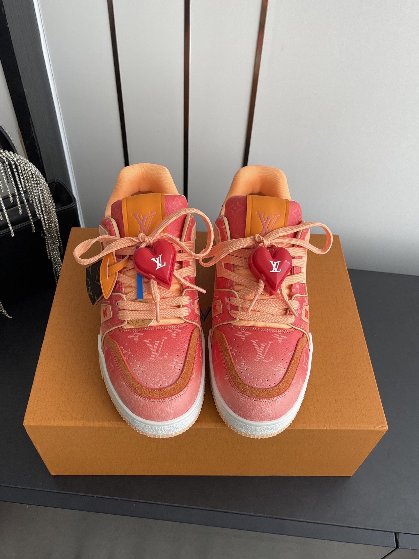 NO:788128,Accessories 60 Louis Vuitton LV TARINE Louis Vuitton Sneakers Skateboard Shoes Couple Model Original purchase, development, production This LV Trainer sneaker is made of cow leather to create a complex upper, which requires several hours of ingenious sewing to complete. The classic configuration is from the hands of Virgil Abloh, showing the inspiration of retro basketball shoes. The fabric is original custom-made first-layer cowhide. The lining is original custom-made breathable mesh lining. The original molded two-color TPU combination outsole.  Size 35-44, casual shoes/sports shoes, louis vuitton, louis vuitton, louis vuitton, sneakers, cowhide19860909配饰60 Louis Vuitton LV TARINE路易威登 运动鞋 滑板鞋 情侣款 原版购入开发 做货 本款LV Trainer 运动鞋选用牛皮革塑造繁复鞋面,需要数小时的匠心缝制方可完成.经典构型出自 Virgil Abloh 之手,展现复古篮球鞋的灵感启发 面料原版定制头层牛皮 内里原版定制透气网里 原版开模双色TPU组合大底 码数35-44,休闲鞋/运动鞋,louis vuitton,louis vuitton,louis vuitton,sneakers,cowhide,Women's Shoes