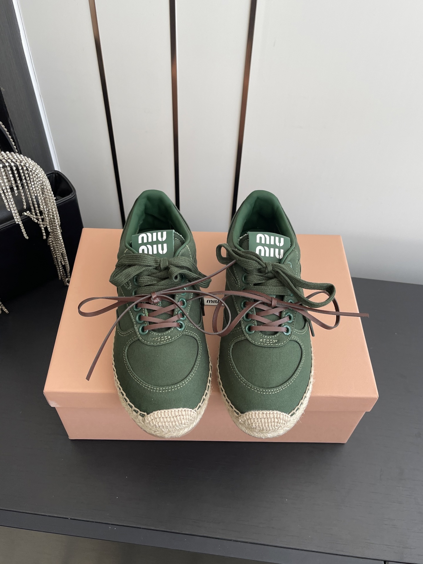 NO:788540,Miu Miu 26ss new woven hemp rope fishermen's shoes, the latest catwalk series, classic upgrades, both comfort and fashion. Each color combination looks good, and the design matches different style needs. Upper grade A high mercerized cow velvet, hand-woven raffia. Lining lining A grade high mercerized cow velvet. Outsole rubber sole. Size 35-40 (customized in 40), casual shoes/sports shoes, miumiu, sneakers, espadrilles19860909Miu Miu 谬谬 26ss新款 编织麻绳渔夫鞋 最新走秀系列 经典升级 舒适度与时髦度并存 每个颜色搭配都好看,设计搭配不同风格需求 鞋面A级高丝光胎牛绒,拉菲草手工编织 内里A级高丝光胎牛绒 大底橡胶底 码数35-40（40订做）,休闲鞋/运动鞋,miumiu,sneakers,espadrilles,Women's Shoes